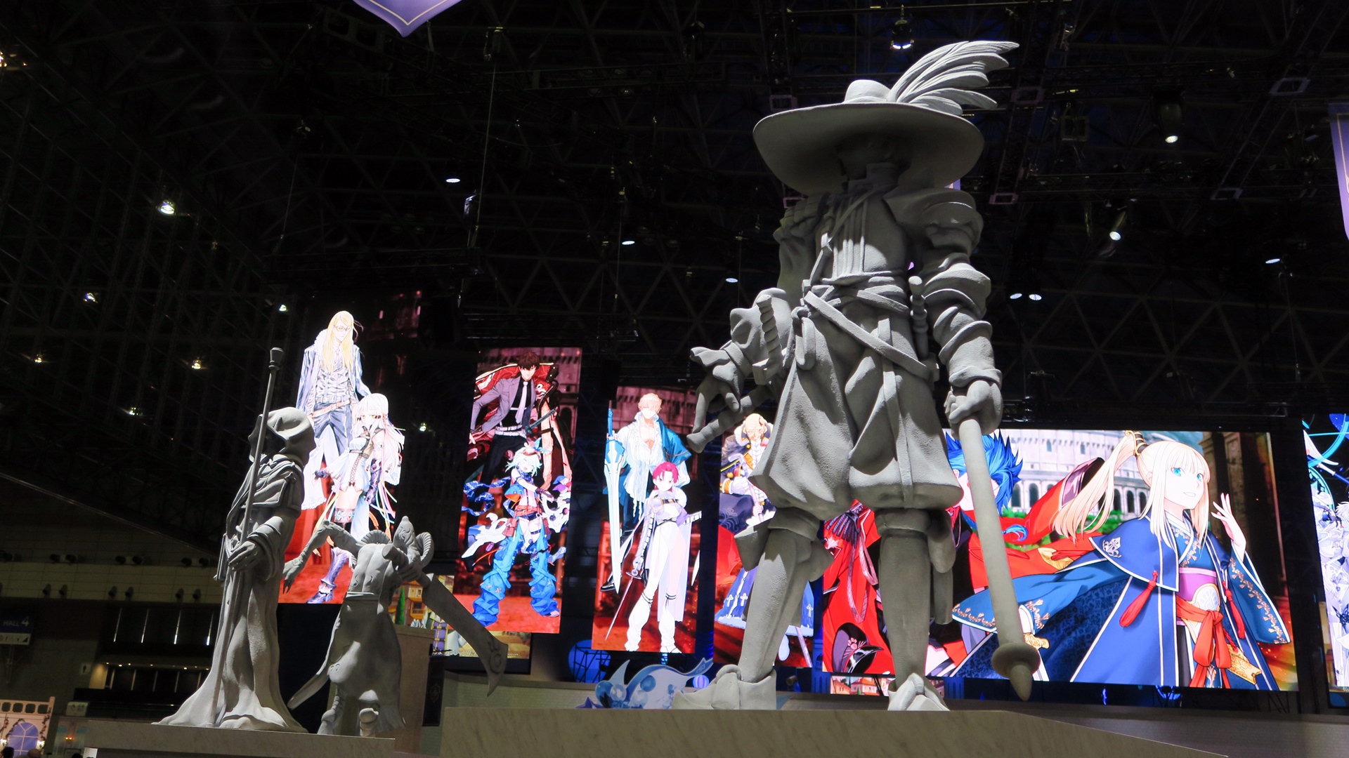 各クラスの立像やサーヴァントたちによって出迎えられる