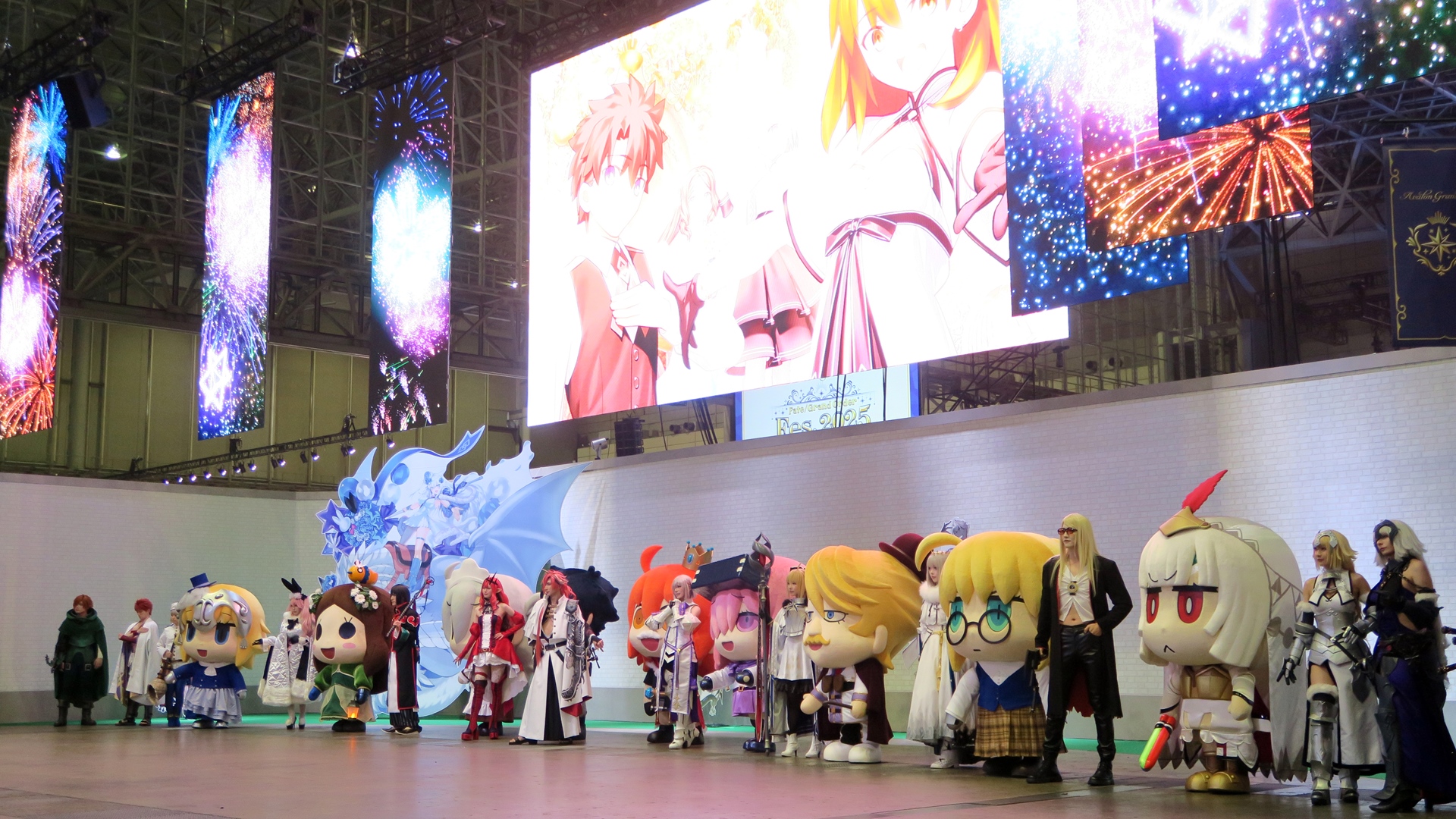 来場者を出迎える着ぐるみキャラとオフィシャルコスプレイヤー