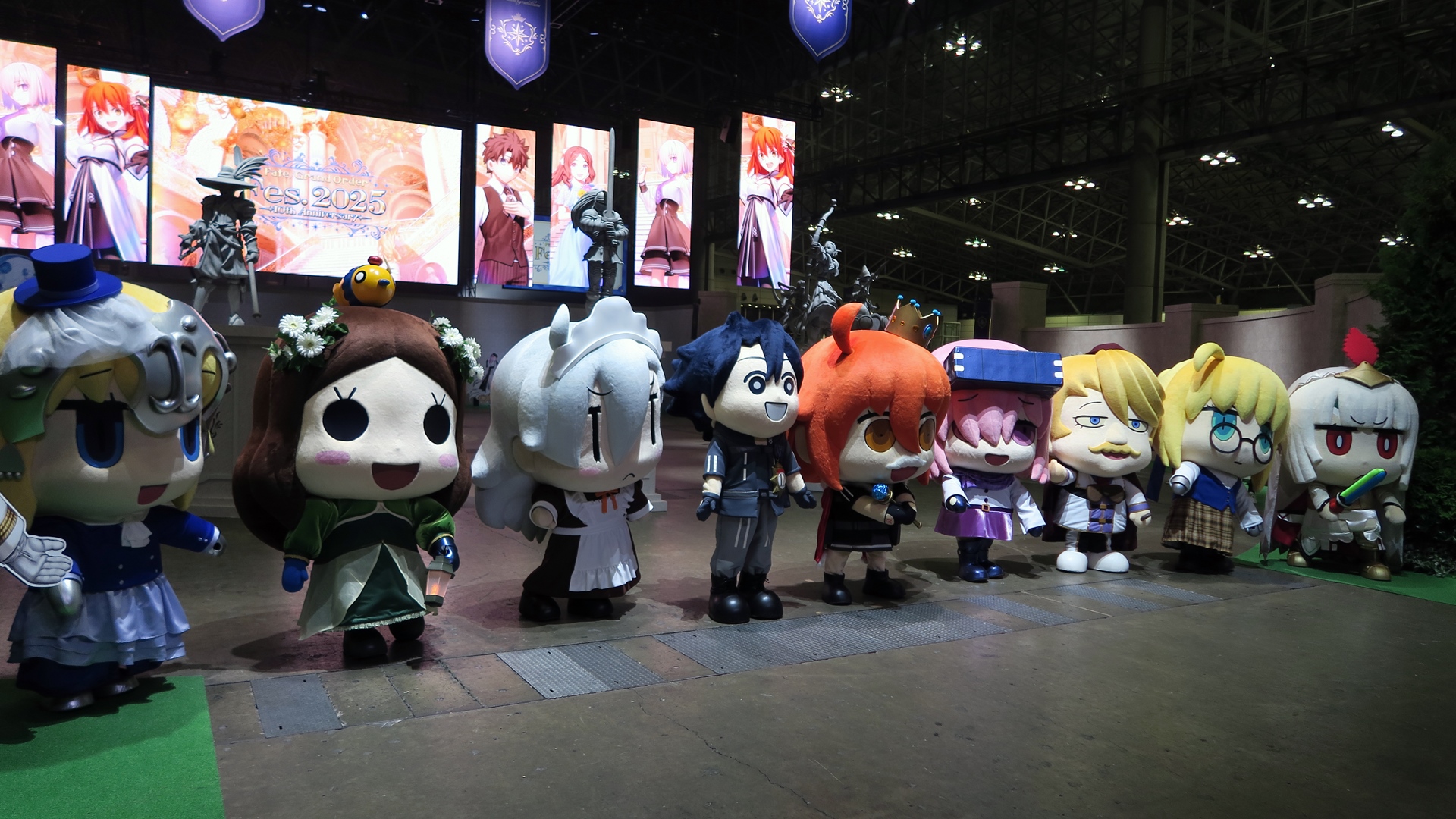 王冠や口ひげを付けた女主人公など、今年の着ぐるみキャラは王国風のFes限定衣装をまとっている