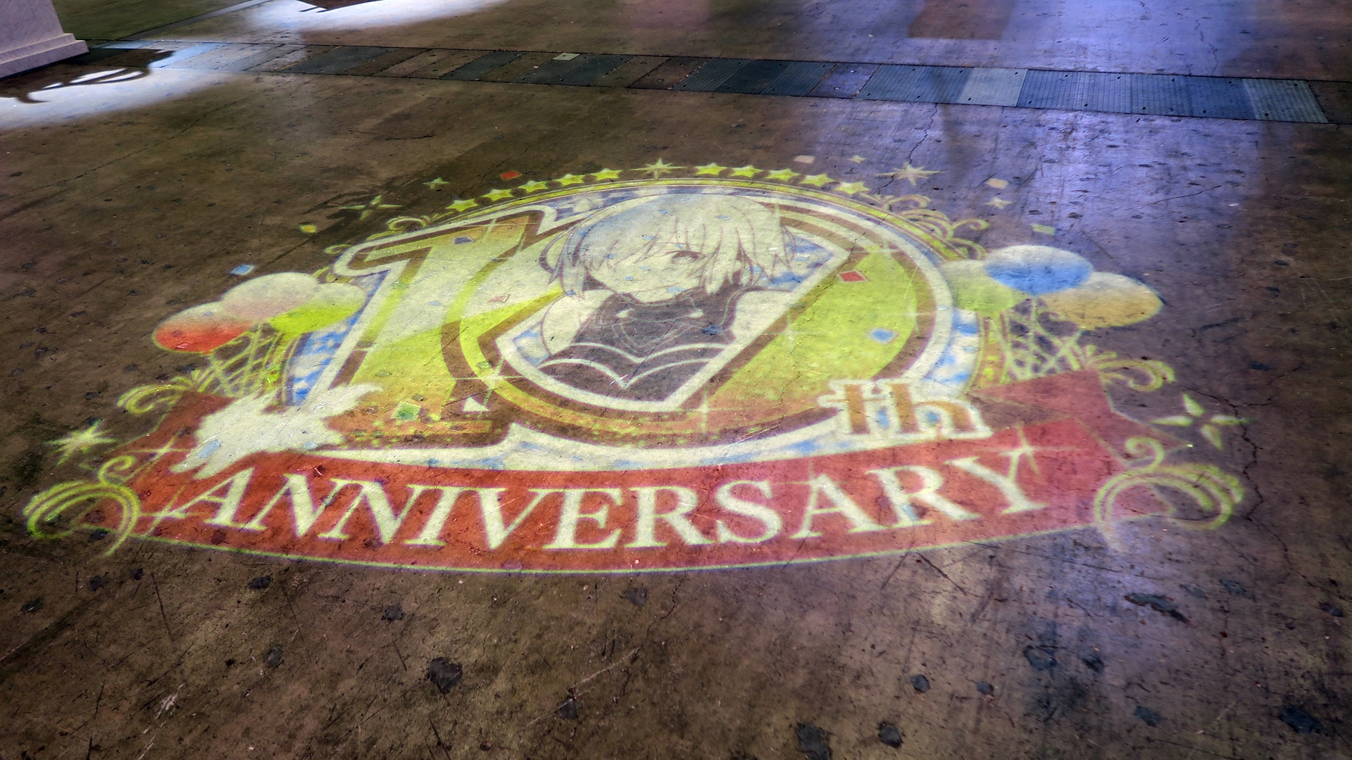 地面には10th Anniversaryのロゴを投影