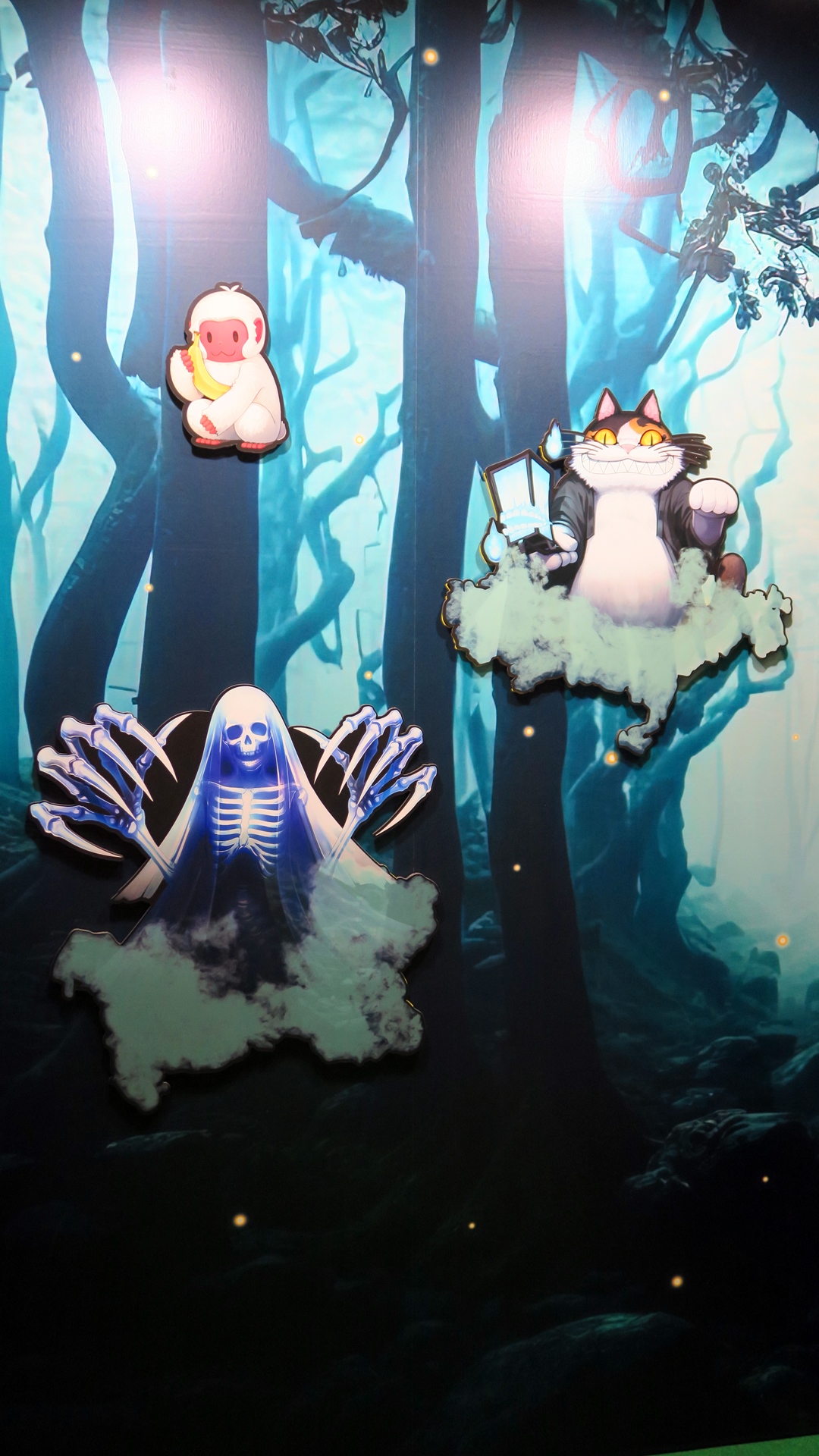 道満から借りた呪符で、森に潜むエネミーを撃退するゲーム。呪符を3回投げて、くっついたエネミーで獲得ポイントが決まる。 (ゴースト1点、猫2点、猿3点)。参加者は獲得特典によってノーマルまたはホログラムのスぺース･エレシュキガルステッカーを獲得できる