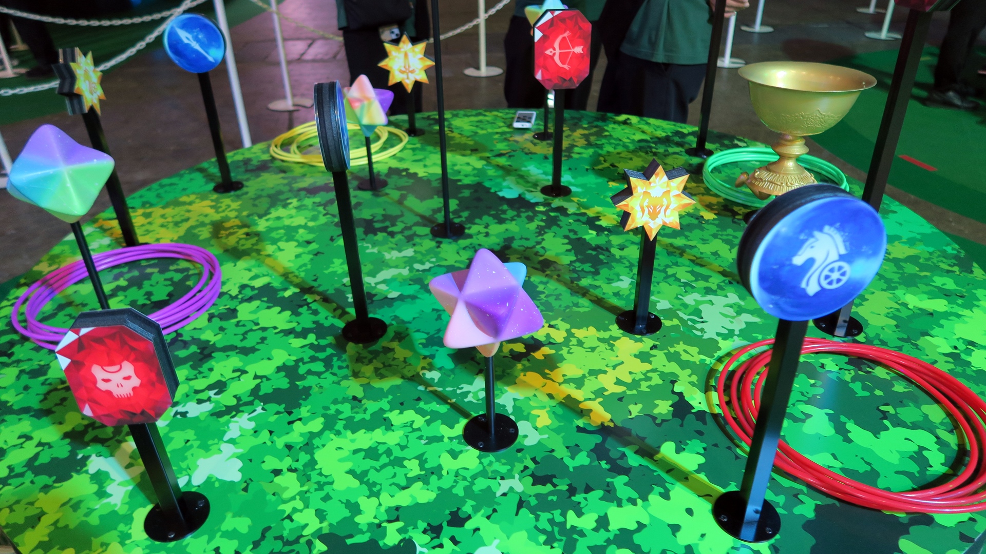 回転しているテーブル上の聖杯を狙う輪投げゲーム。1人5回投げ、聖晶石や聖杯ゲットで獲得ポイントが決まる。参加者は獲得特典によってノーマルまたはホログラムのスカディステッカーを獲得できる