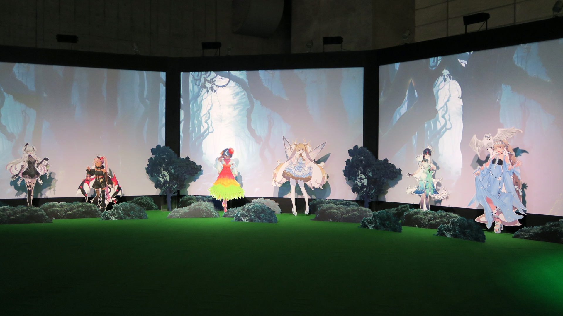 エリセ、ヨハンナ、ワンジナ、ブラダマンテ、リリス、クロエが妖精として登場。サーヴァントのボイスに合わせて匂いや感覚など、最新技術を駆使した幻惑的なショーとなっている