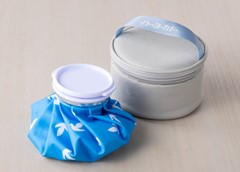 「ハト柄保存ケース付き氷のう」価格：1,408円/販売日：8月9日～なくなり次第終了