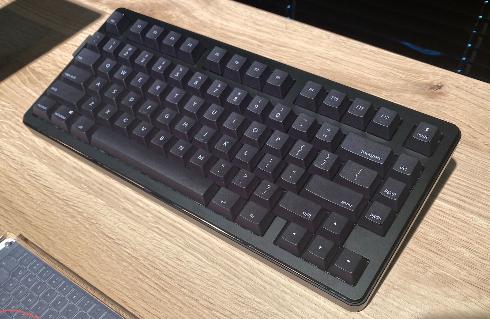 画像はサンプル品のため、通常のスペースキーとなっている（製品版は分割スペースキーを採用）