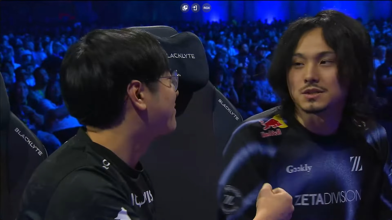 負けたふ～ど選手が翔選手に拳でエールを送っていた