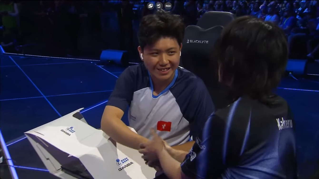 Micky選手に両手で握手しながら声をかける翔選手の様子が配信で確認できた