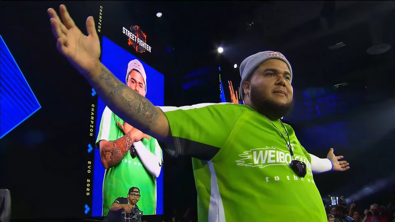 勝利のアピールをするMenaRD選手の様子