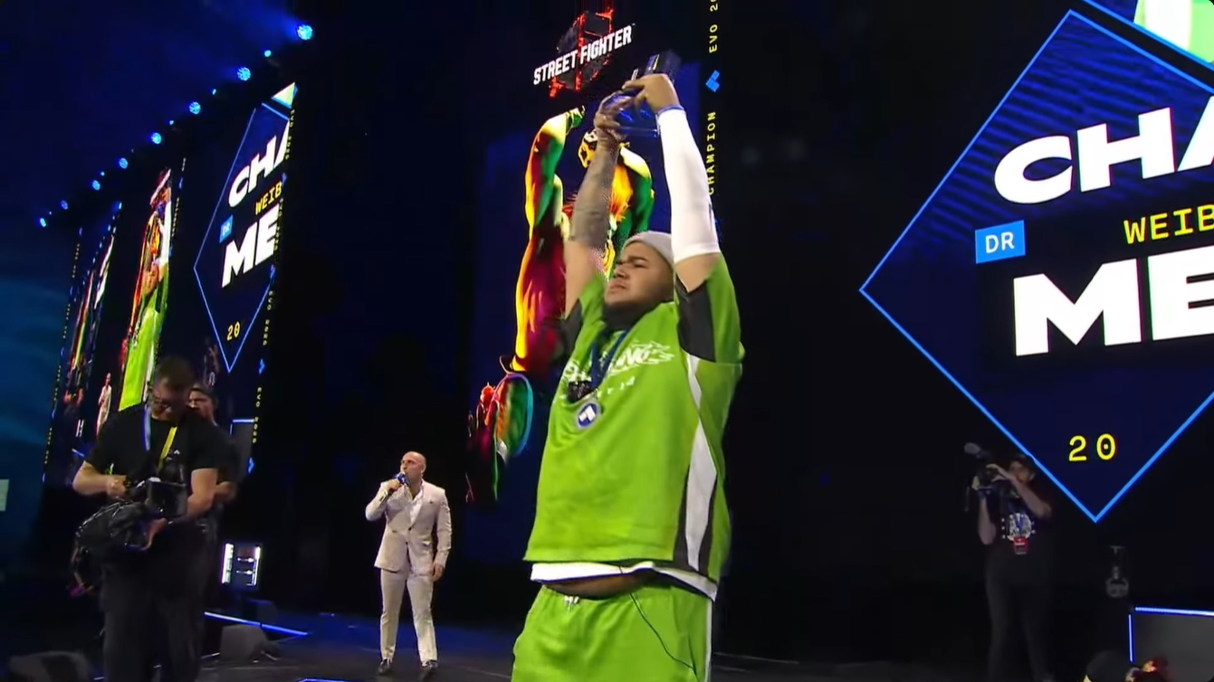 優勝トロフィーを掲げるMenaRD選手！EVO JAPAN 2025に続く2冠達成おめでとう！