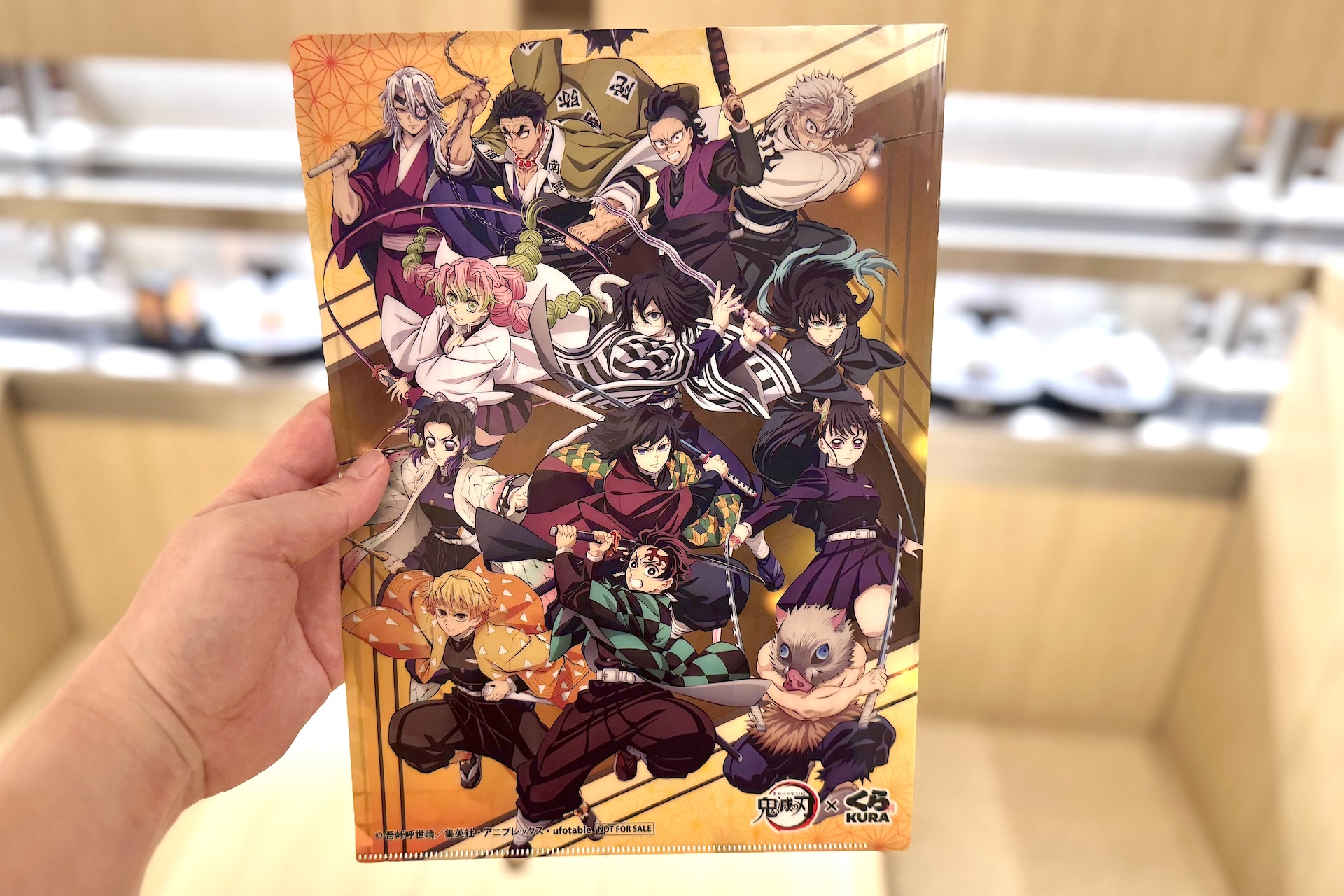 裏面は共通イラスト。炭治郎たち鬼殺隊と柱が集結した迫力のデザインとなっている