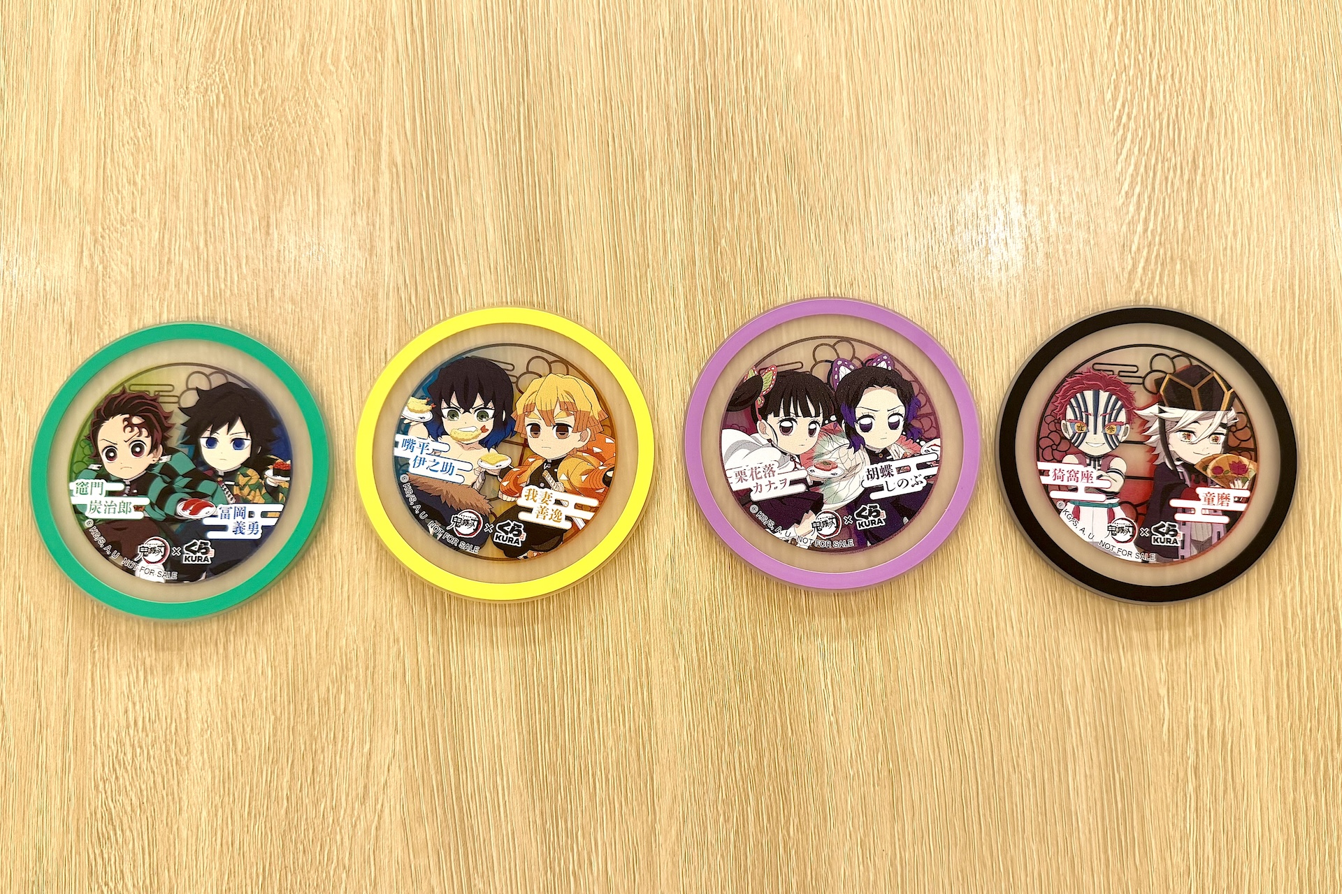 ラバーコースターは全4種。第1弾のクリアファイルとは違ってデフォルメイラストが採用されているのが特徴だ