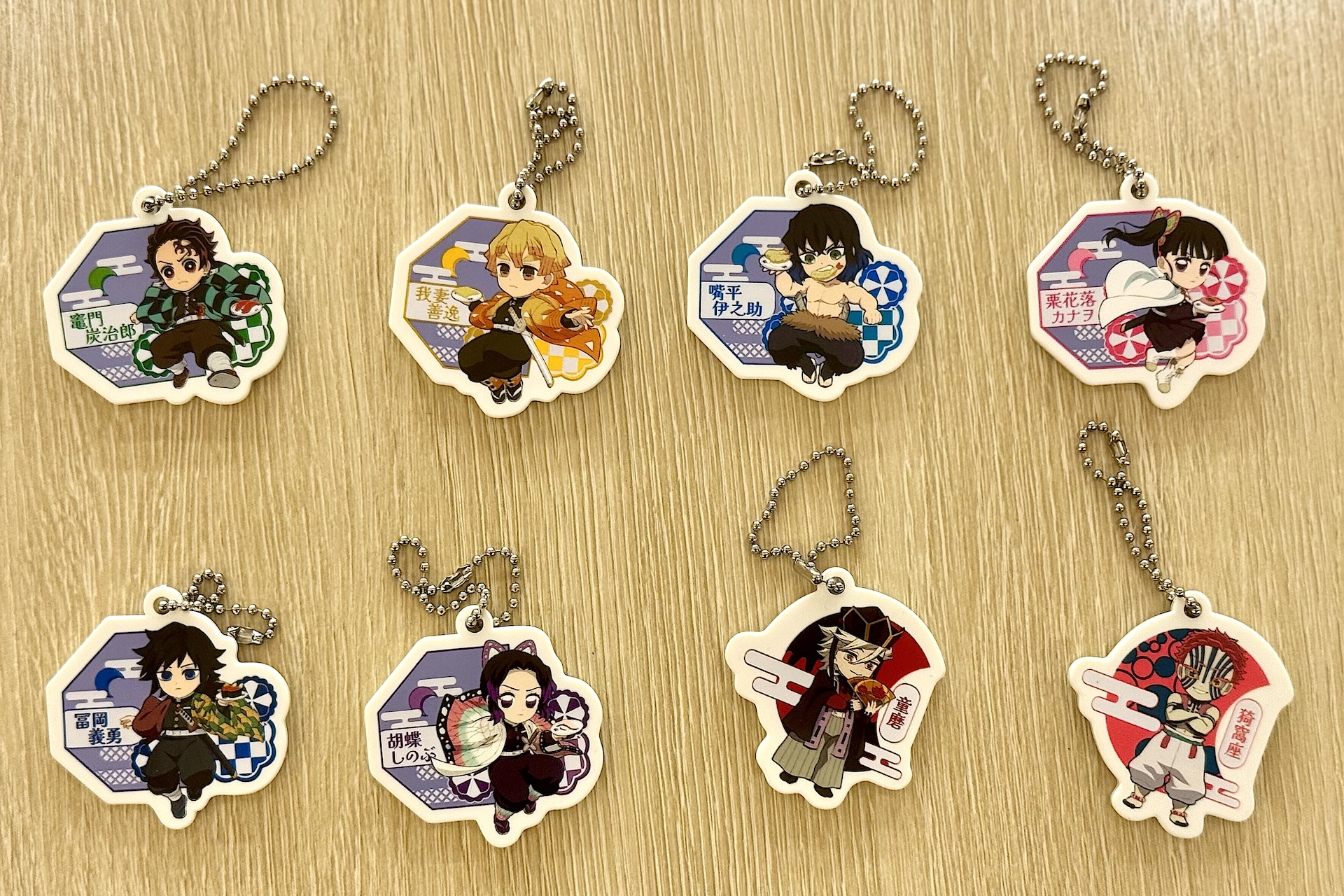 ラバーチャームは全8種。デフォルメ姿のキャラクターたちが可愛い