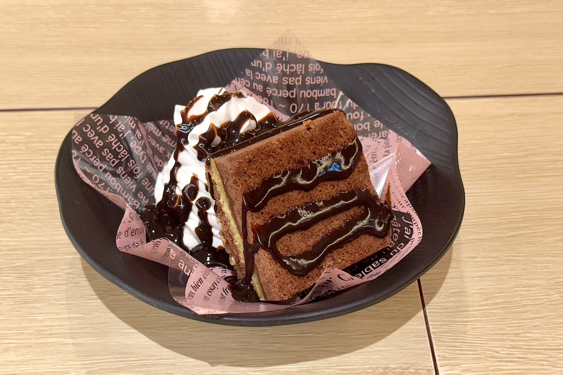 濃厚ドバイチョコケーキ 価格：420円 販売期間：8月8日〜9月4日