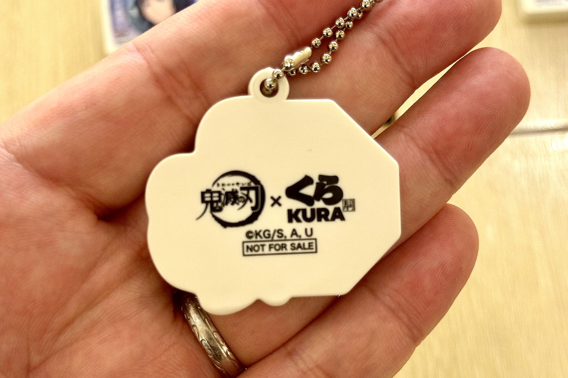 裏にはコラボロゴがデザインされている