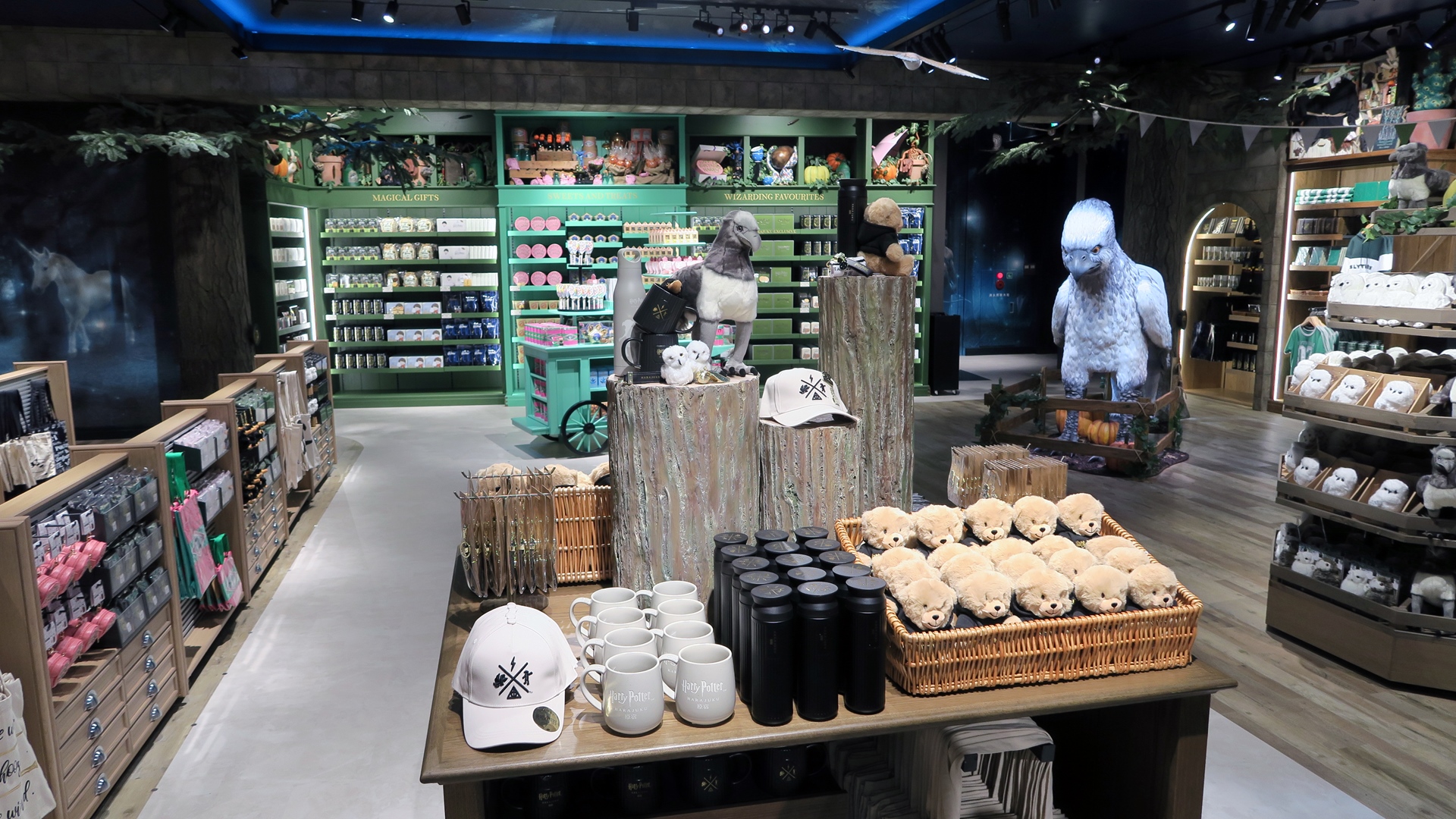 バックビークやフクロウが出迎え。まるで練馬区のエンターテイメント施設「スタジオツアー東京」に来たような没入感を感じることができる