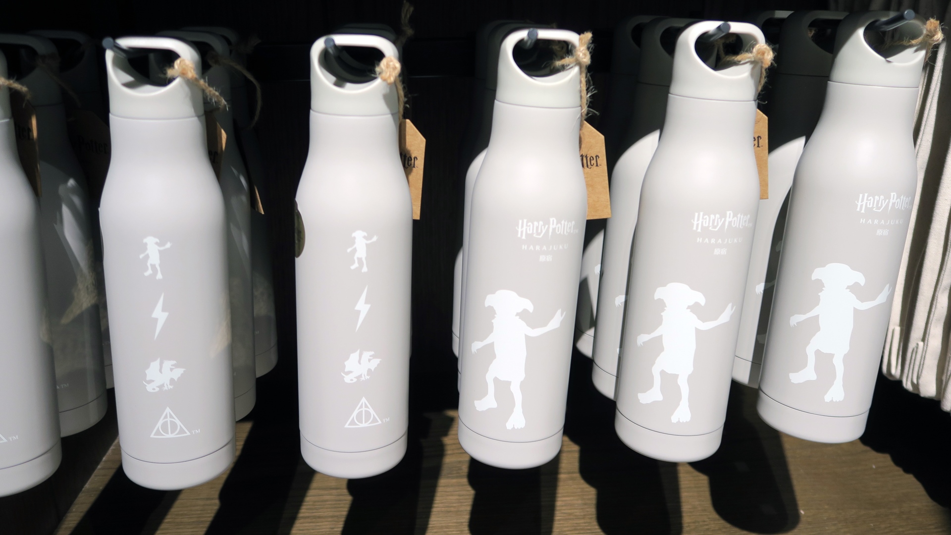 原宿限定グッズには“HARAJUKU”と“原宿”の文字が刻印されている