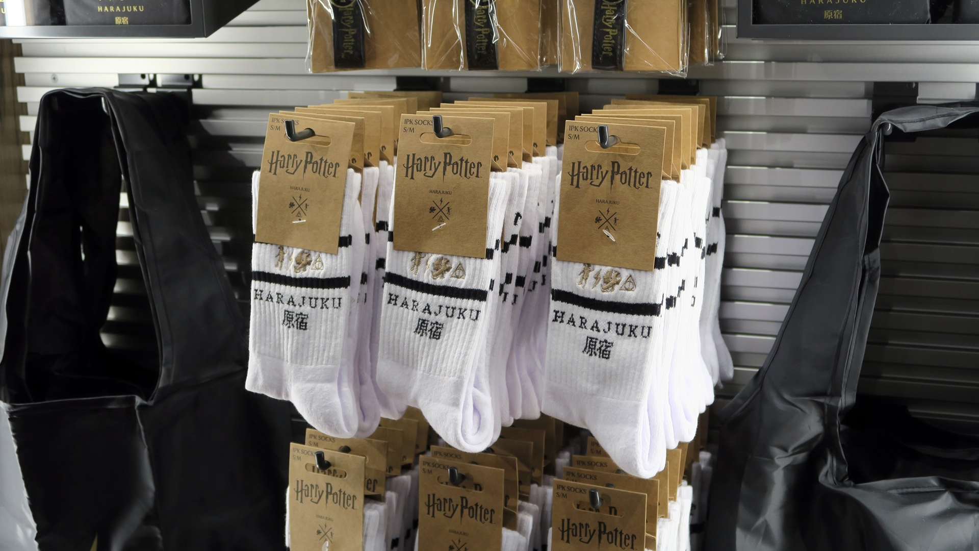 原宿限定グッズには“HARAJUKU”と“原宿”の文字が刻印されている