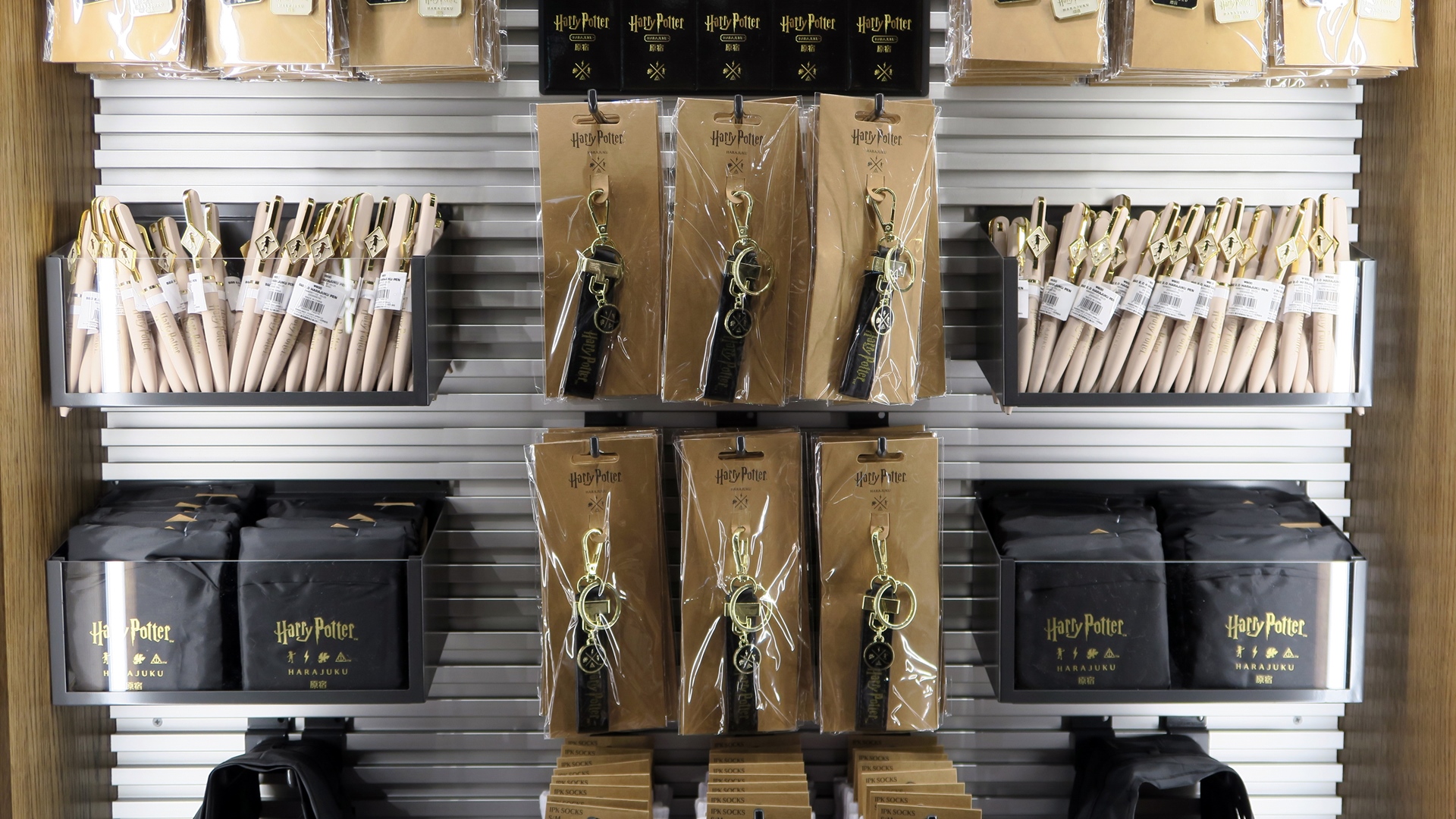 原宿限定グッズには“HARAJUKU”と“原宿”の文字が刻印されている