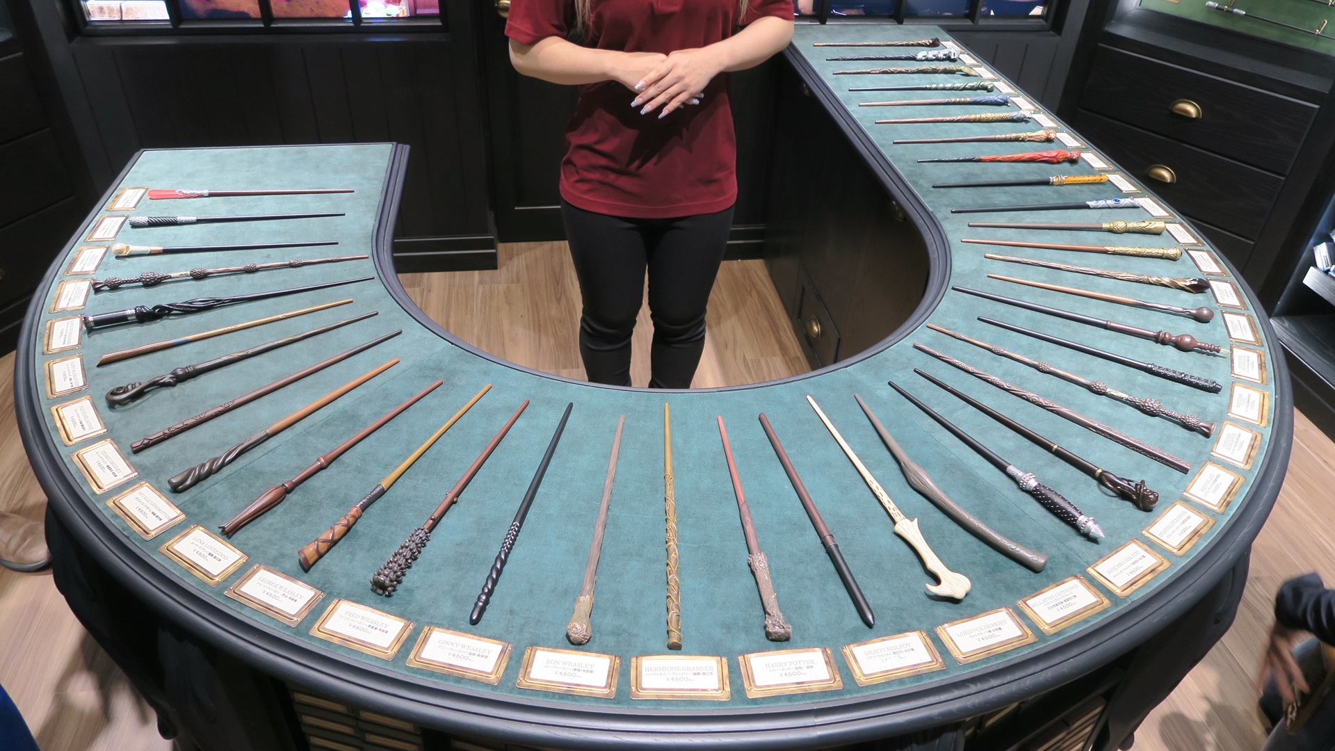 机の上だけでなく壁にも杖が展示