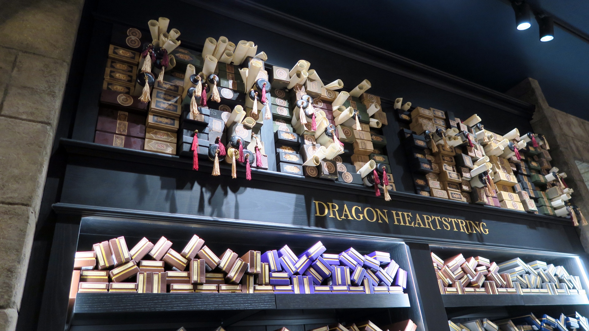 机の上だけでなく壁にも杖が展示