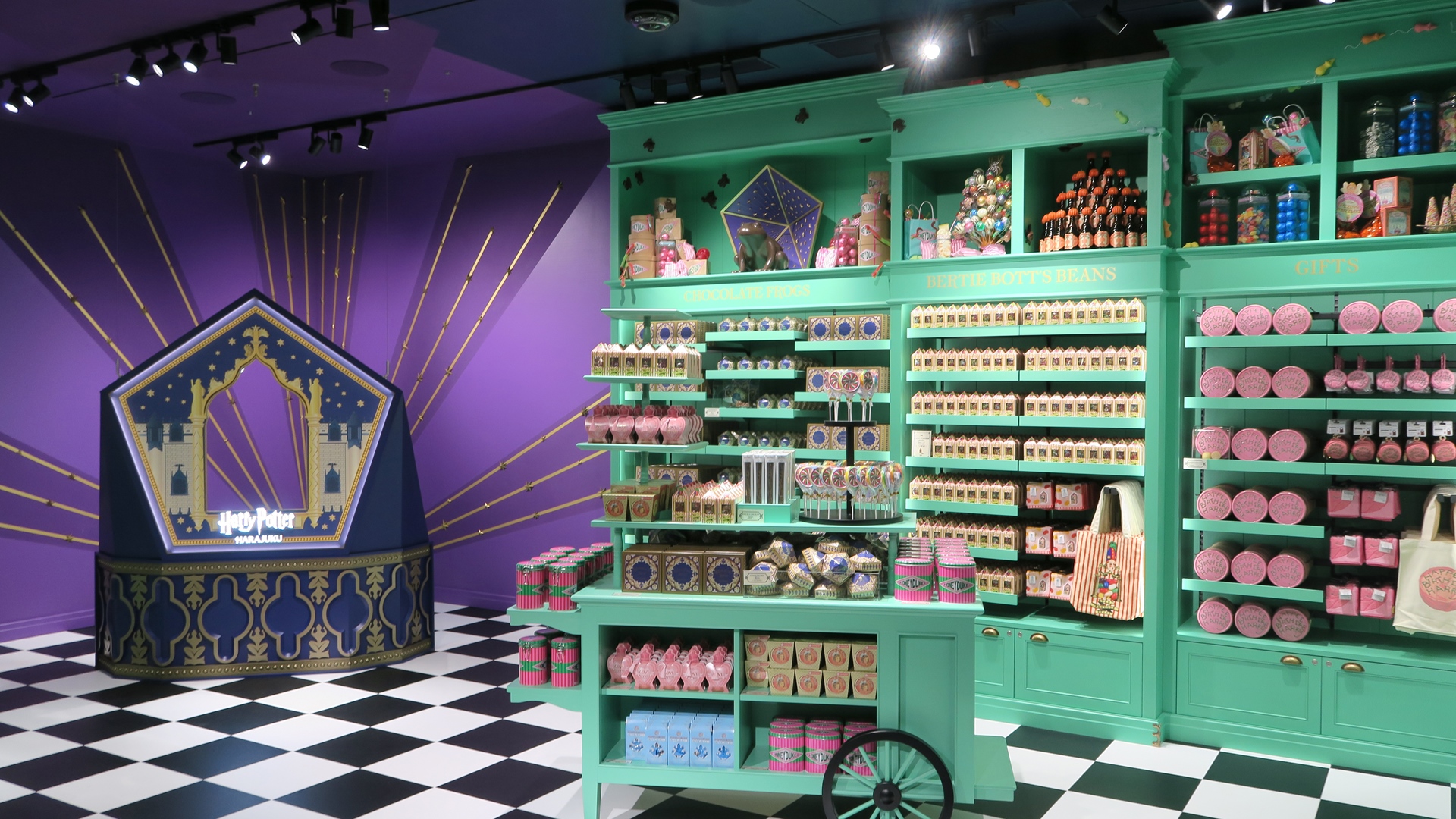 「ハニーデュークス」は緑色で統一された棚に