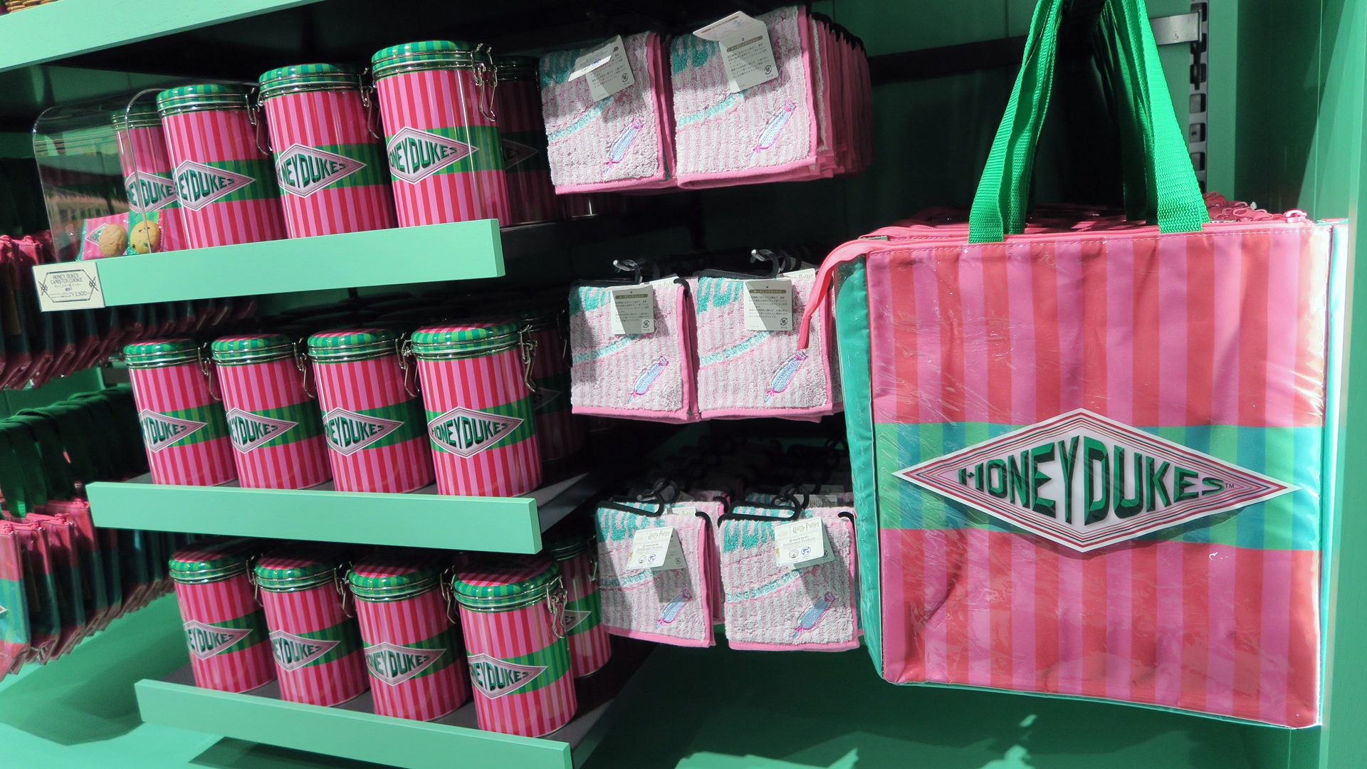 「ハニーデュークス」は緑色で統一された棚に