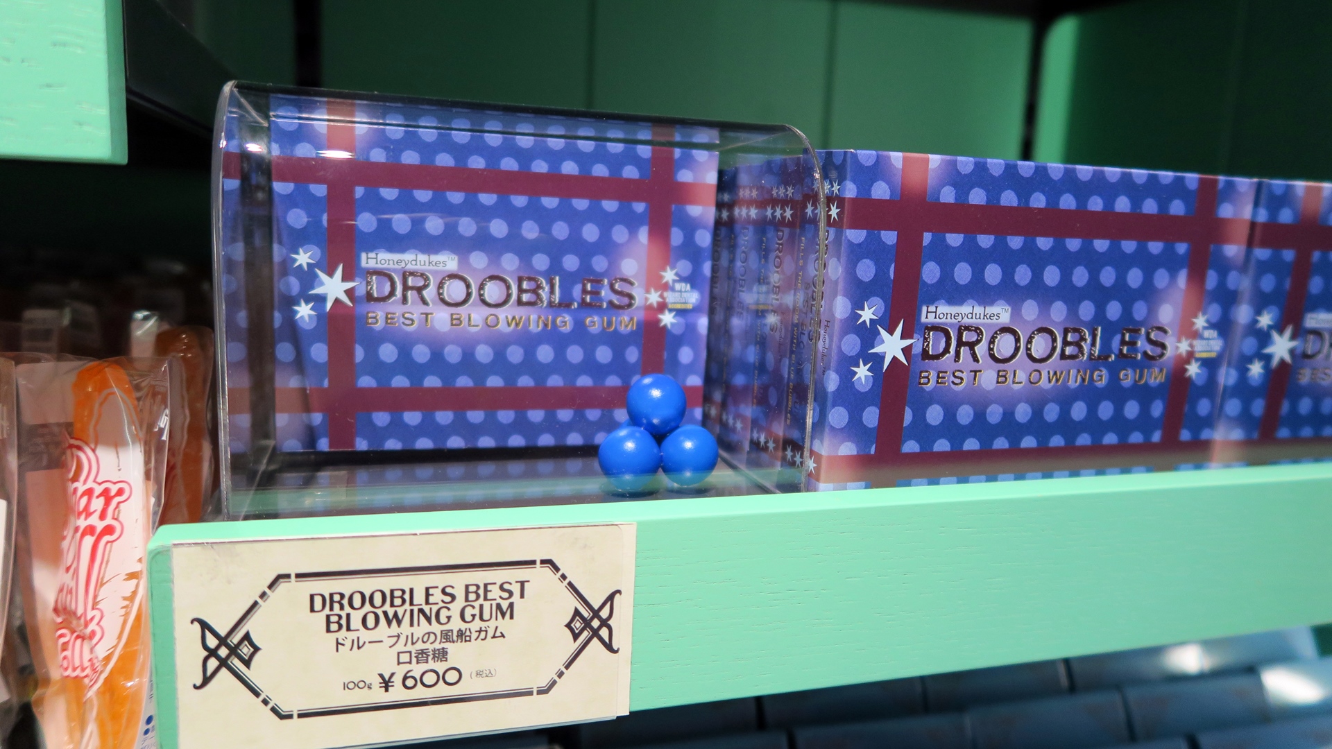 「ハニーデュークス」は緑色で統一された棚に