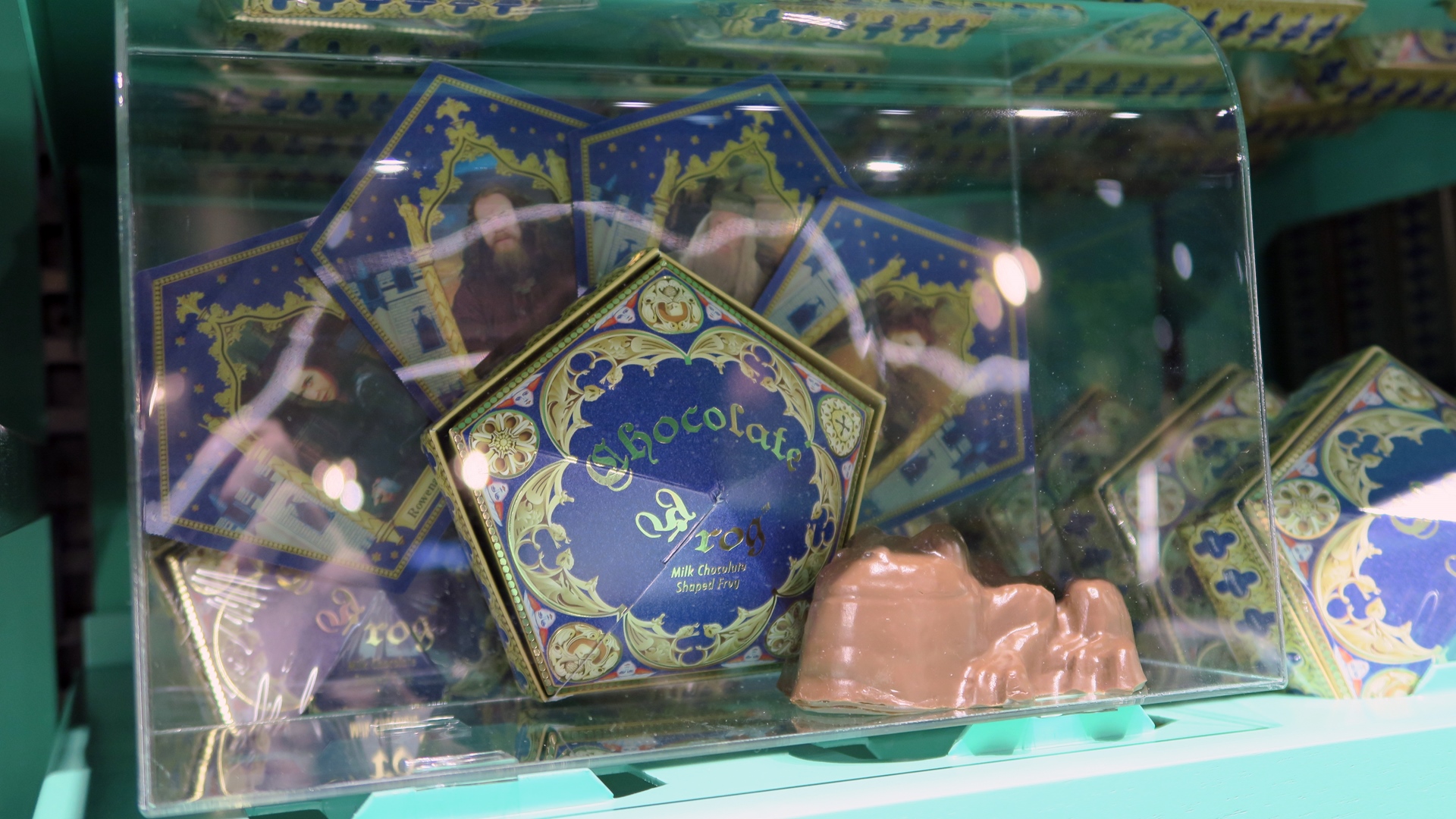 「ハニーデュークス」は緑色で統一された棚に