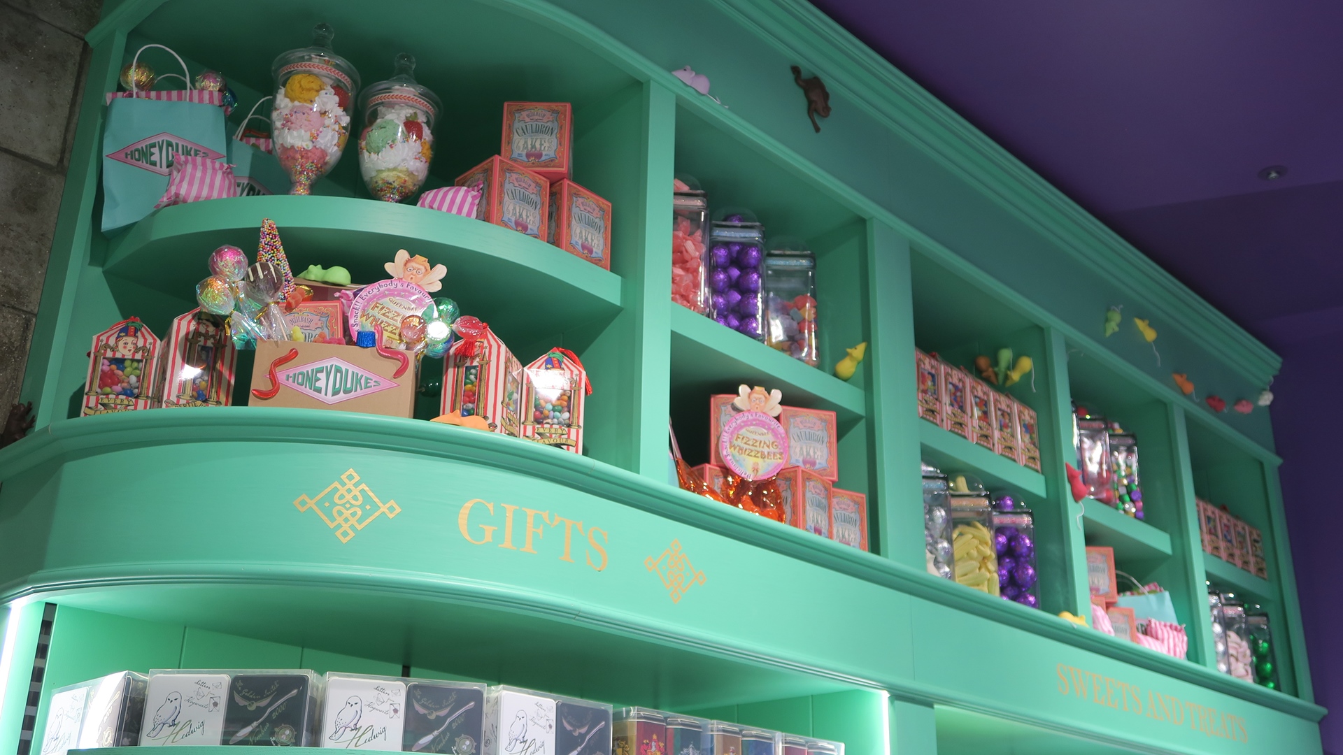 「ハニーデュークス」は緑色で統一された棚に