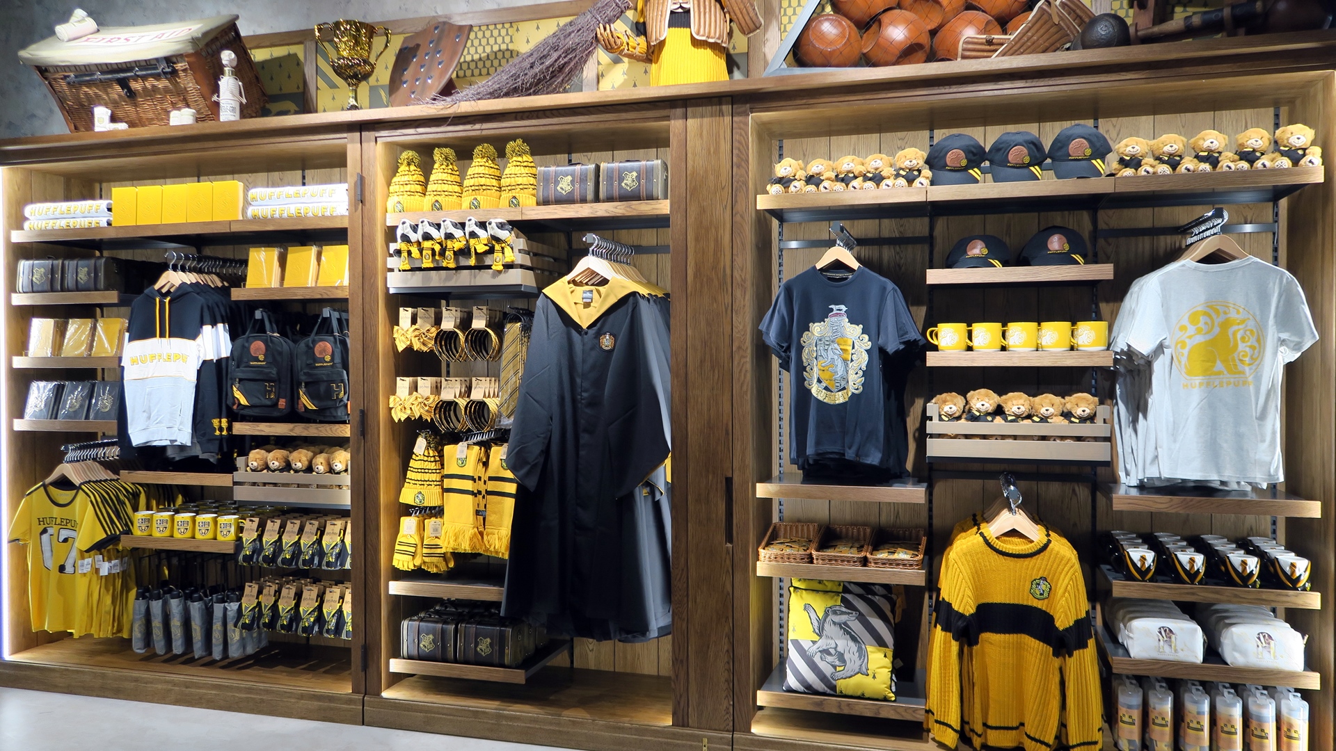 寮ごとのグッズがラインナップ