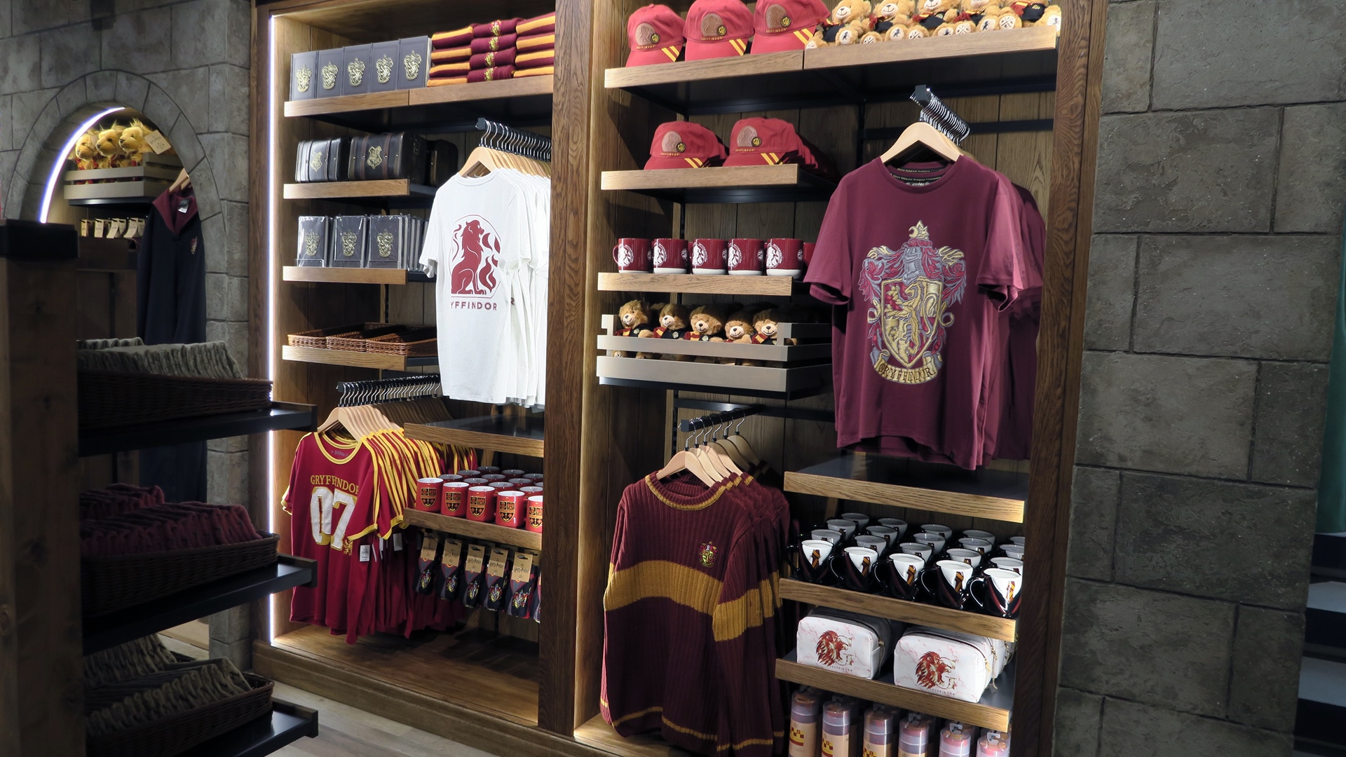 寮ごとのグッズがラインナップ