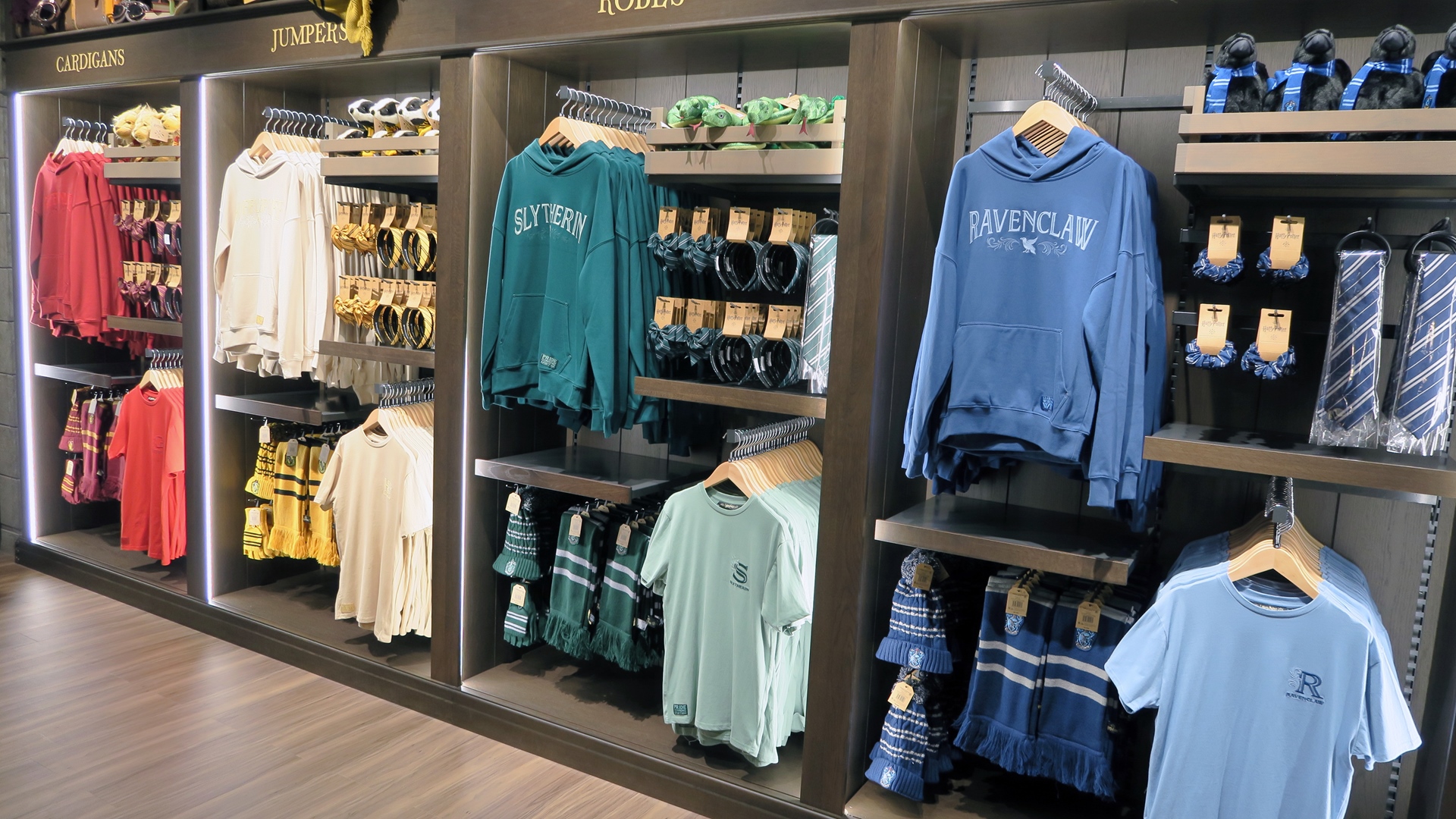 寮ごとのグッズがラインナップ