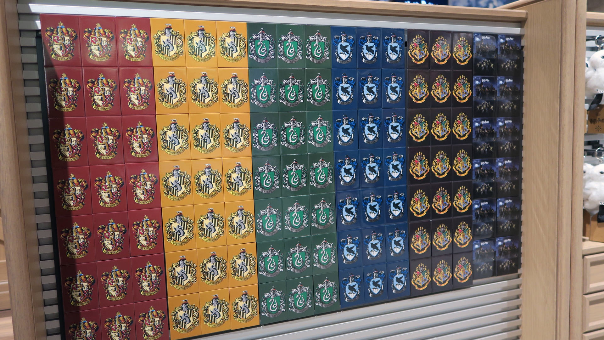 寮ごとのグッズがラインナップ