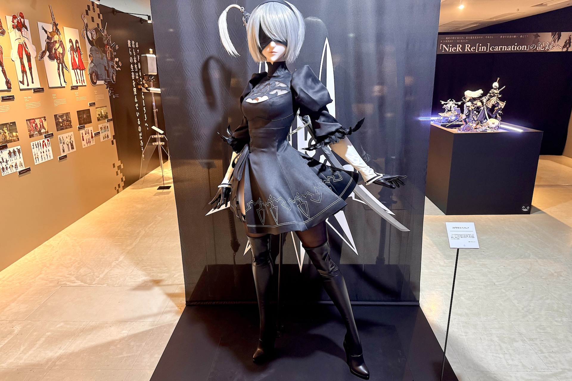 2Bの等身大スタチュー