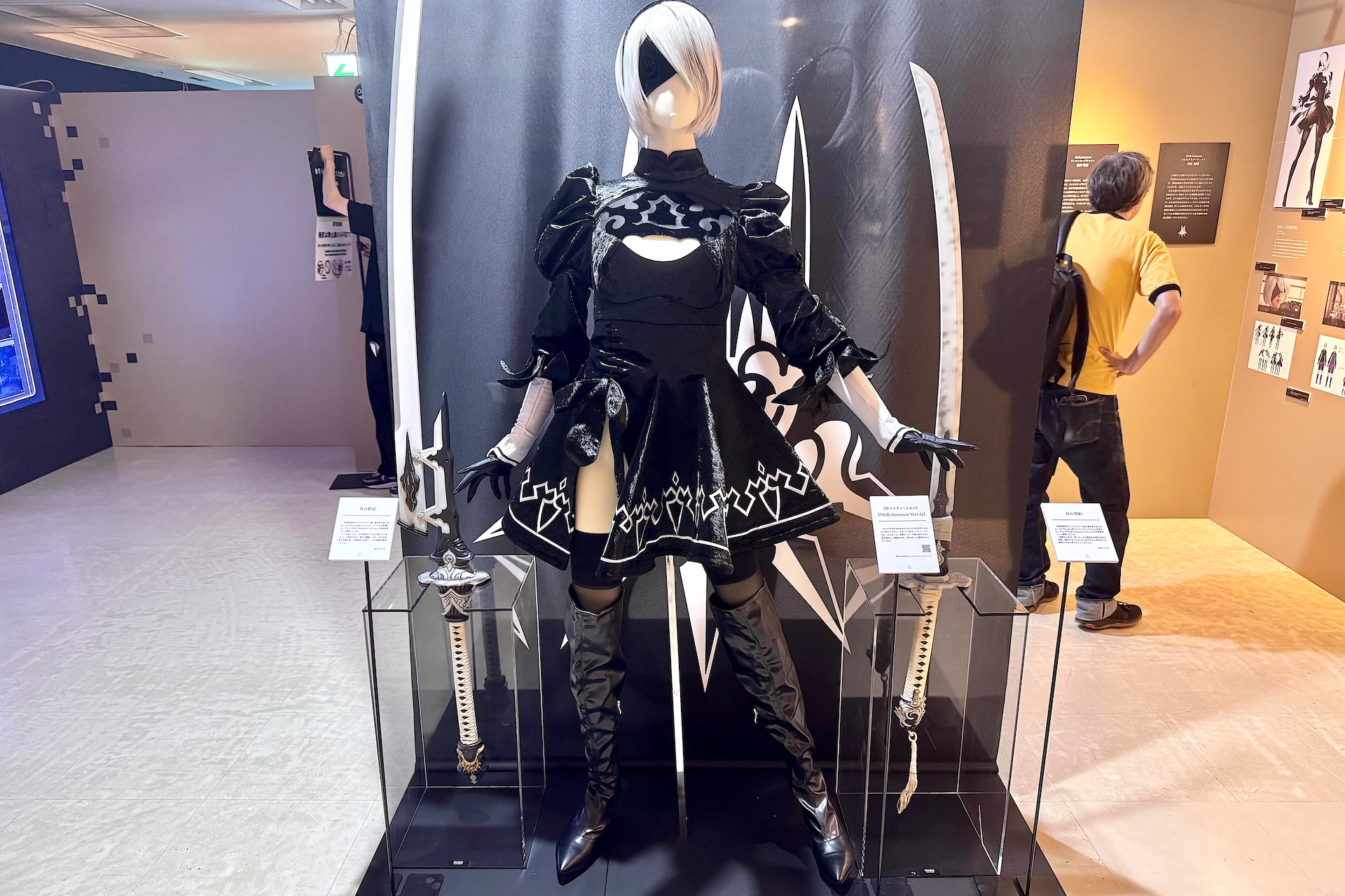 衣装や武器の展示。細部までかなり凝ったつくりになっている