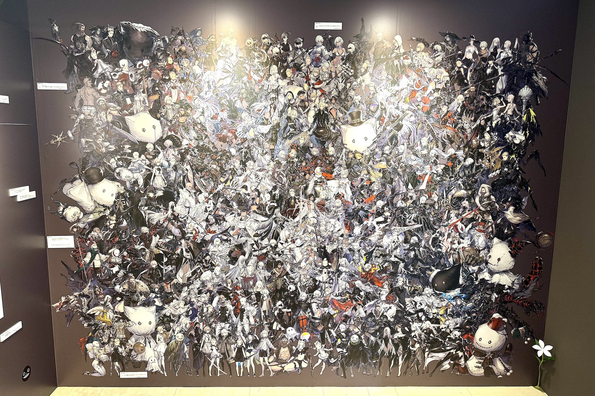 ゲーム内に登場した数百種のキャラ衣装が大集合した壁面アートは圧巻