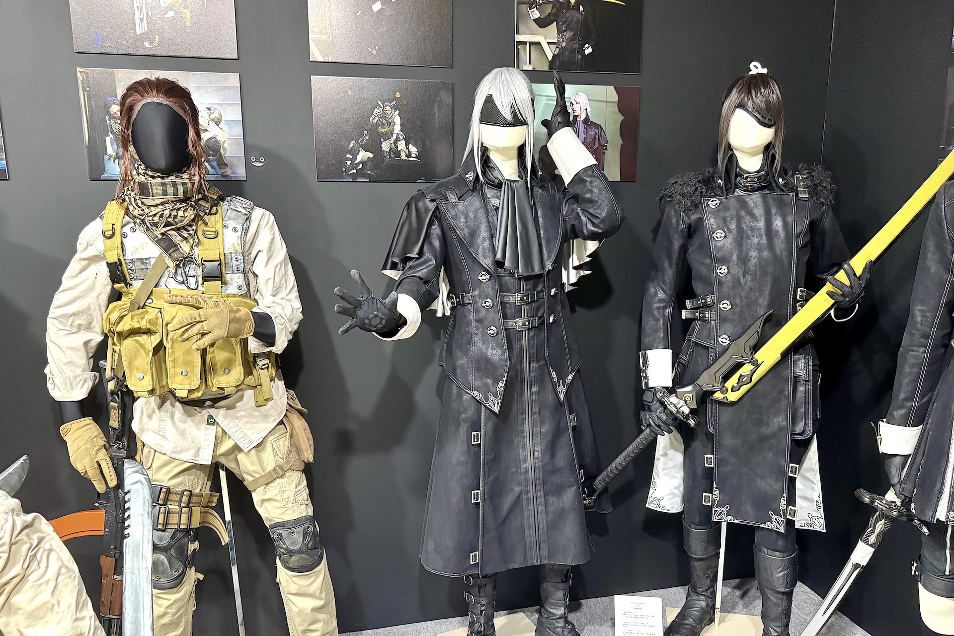 「舞台劇ヨルハ」で使用された衣装を間近で見ることができるかなり貴重なエリア。それぞれかなり精巧に作り込まれているのがわかる