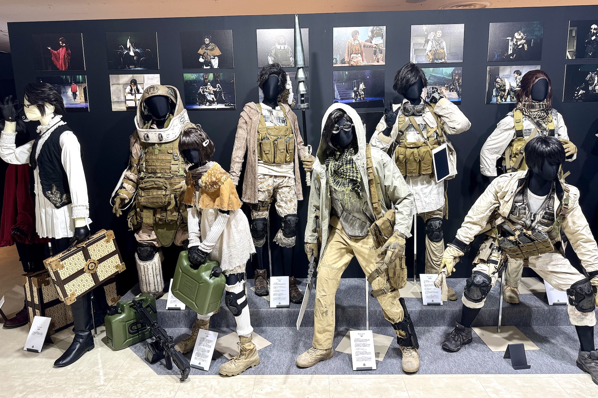 「舞台劇ヨルハ」で使用された衣装を間近で見ることができるかなり貴重なエリア。それぞれかなり精巧に作り込まれているのがわかる