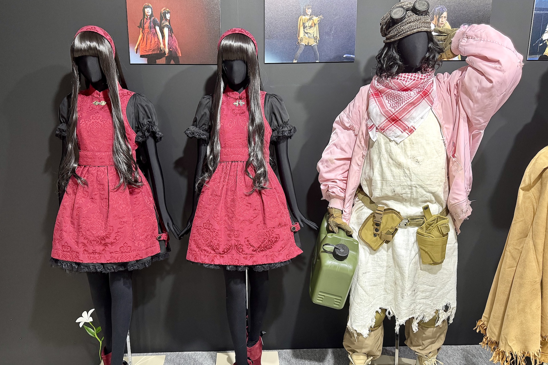 「舞台劇ヨルハ」で使用された衣装を間近で見ることができるかなり貴重なエリア。それぞれかなり精巧に作り込まれているのがわかる