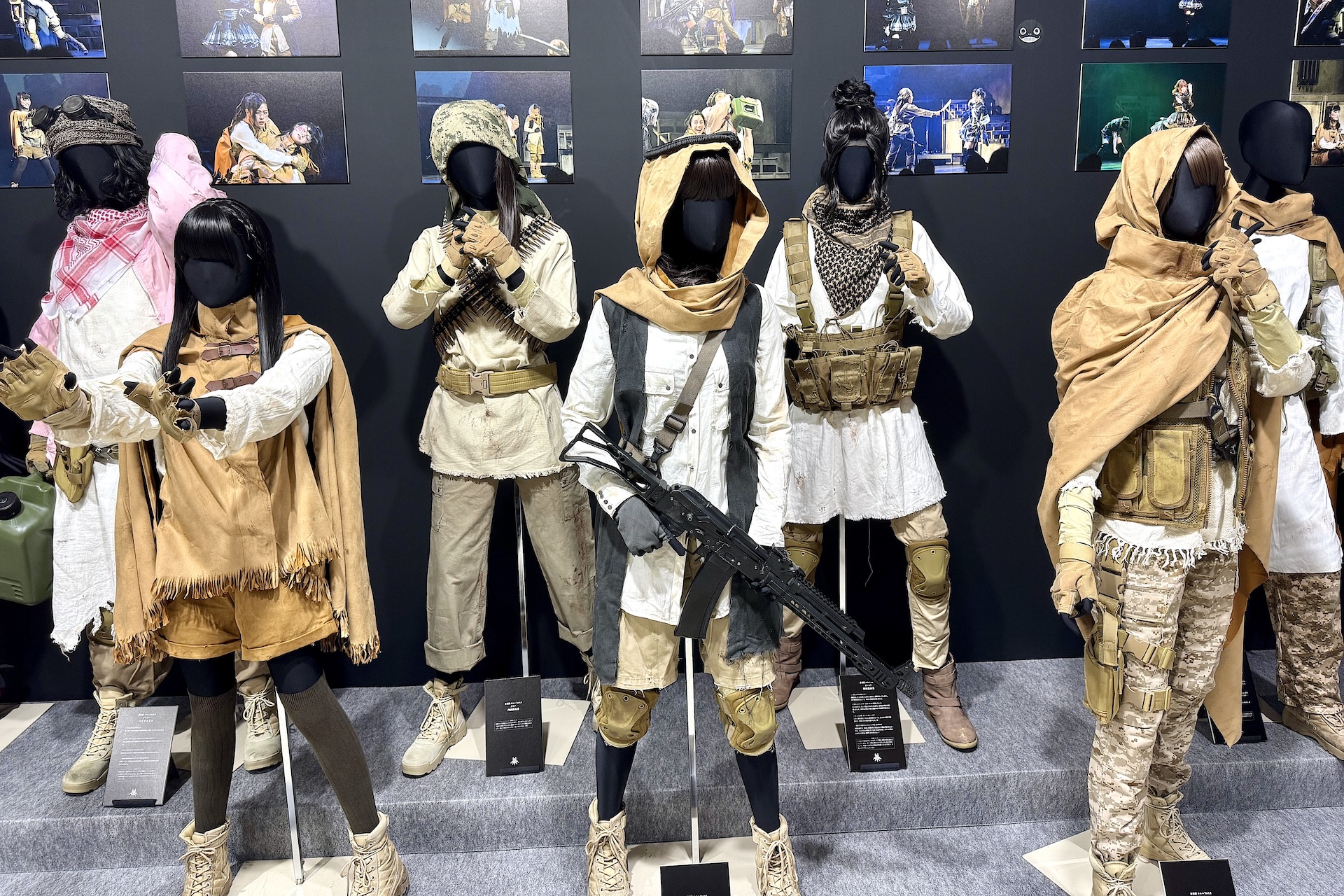 「舞台劇ヨルハ」で使用された衣装を間近で見ることができるかなり貴重なエリア。それぞれかなり精巧に作り込まれているのがわかる