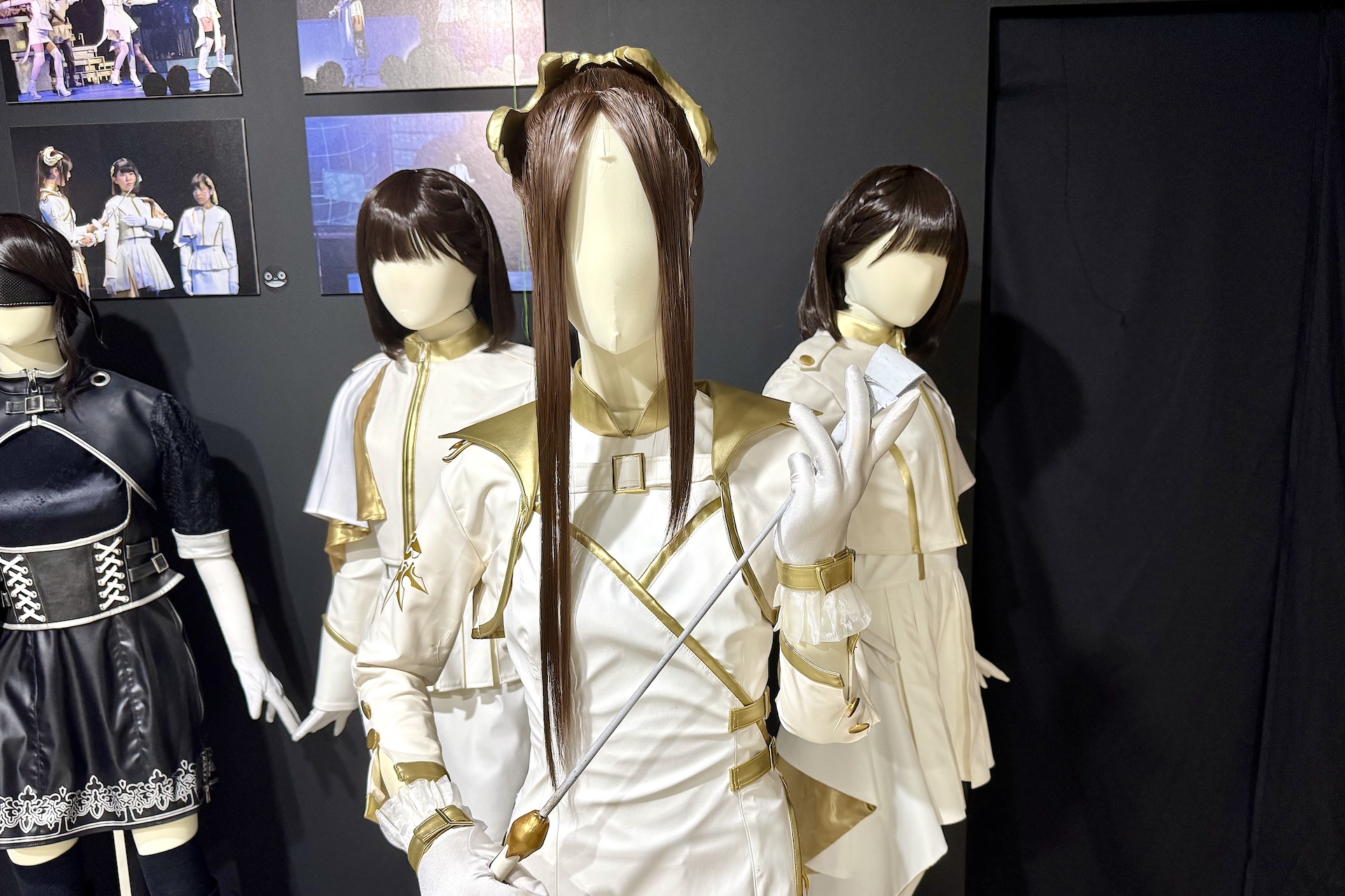 「舞台劇ヨルハ」で使用された衣装を間近で見ることができるかなり貴重なエリア。それぞれかなり精巧に作り込まれているのがわかる