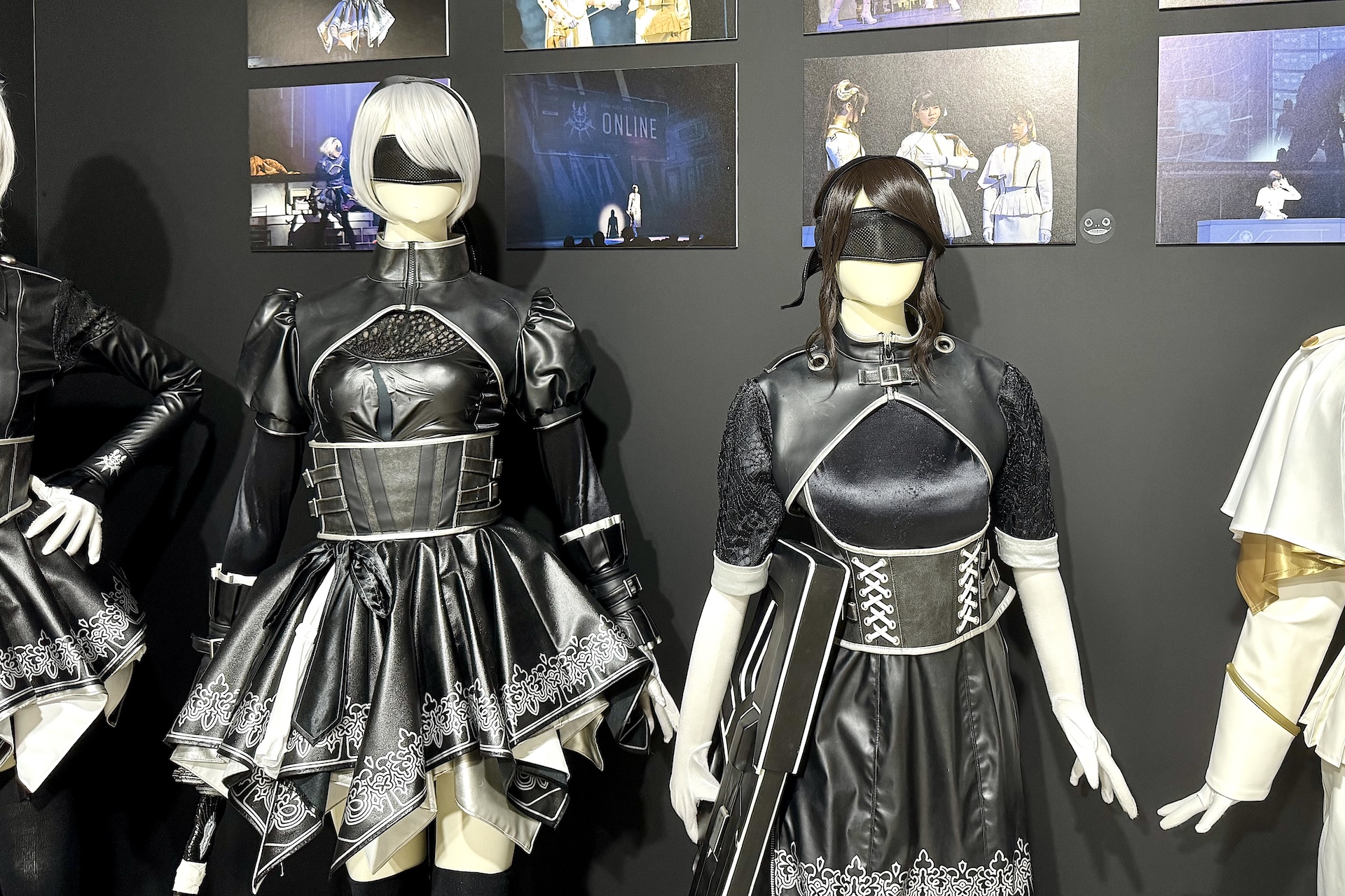 「舞台劇ヨルハ」で使用された衣装を間近で見ることができるかなり貴重なエリア。それぞれかなり精巧に作り込まれているのがわかる