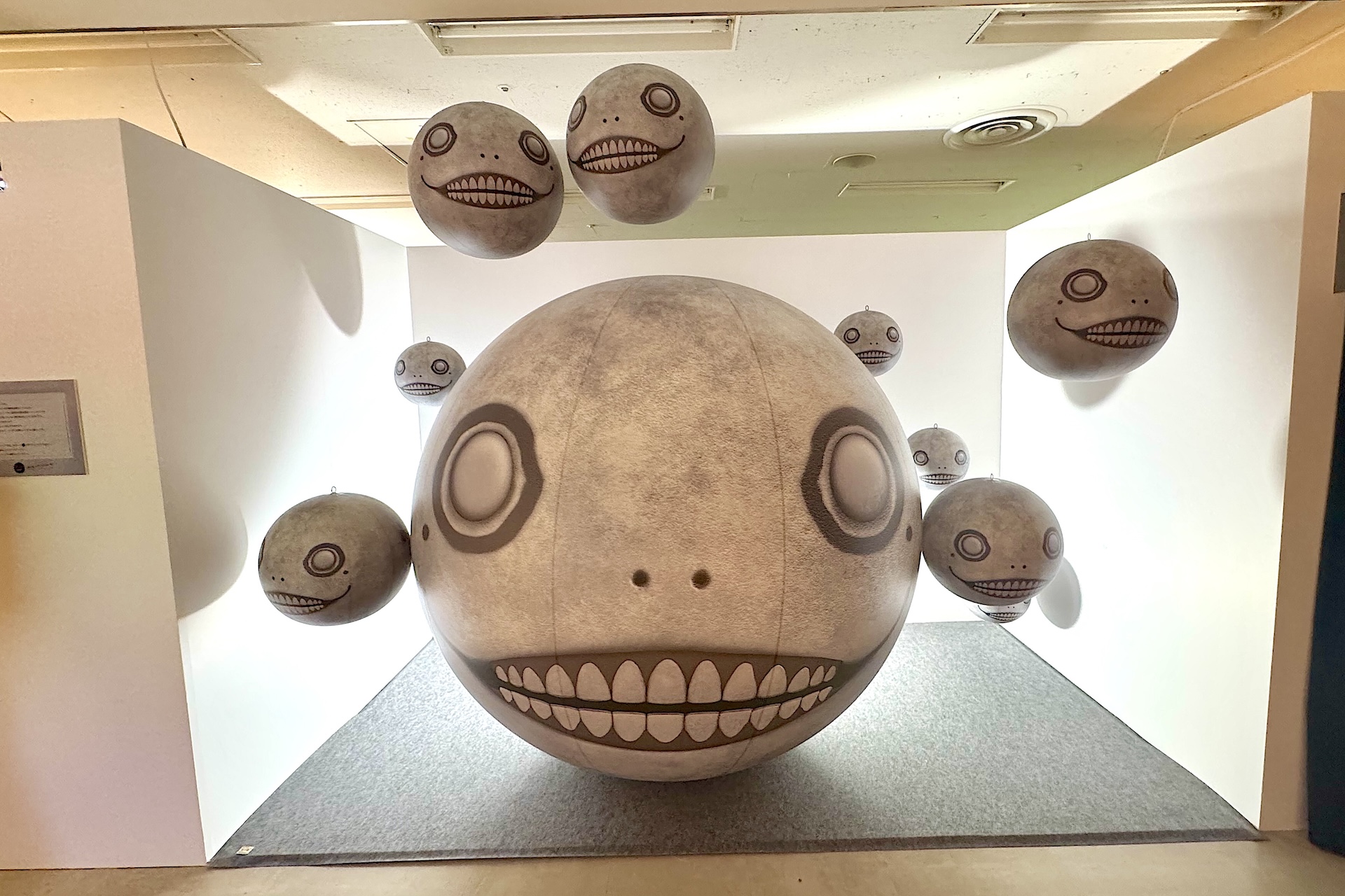 巨大なエミールのオブジェがお出迎え……！