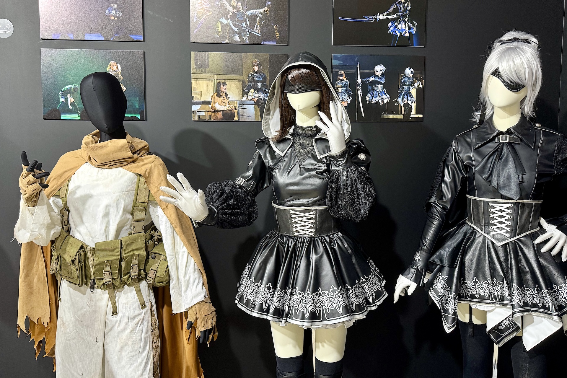 「舞台劇ヨルハ」で使用された衣装を間近で見ることができるかなり貴重なエリア。それぞれかなり精巧に作り込まれているのがわかる