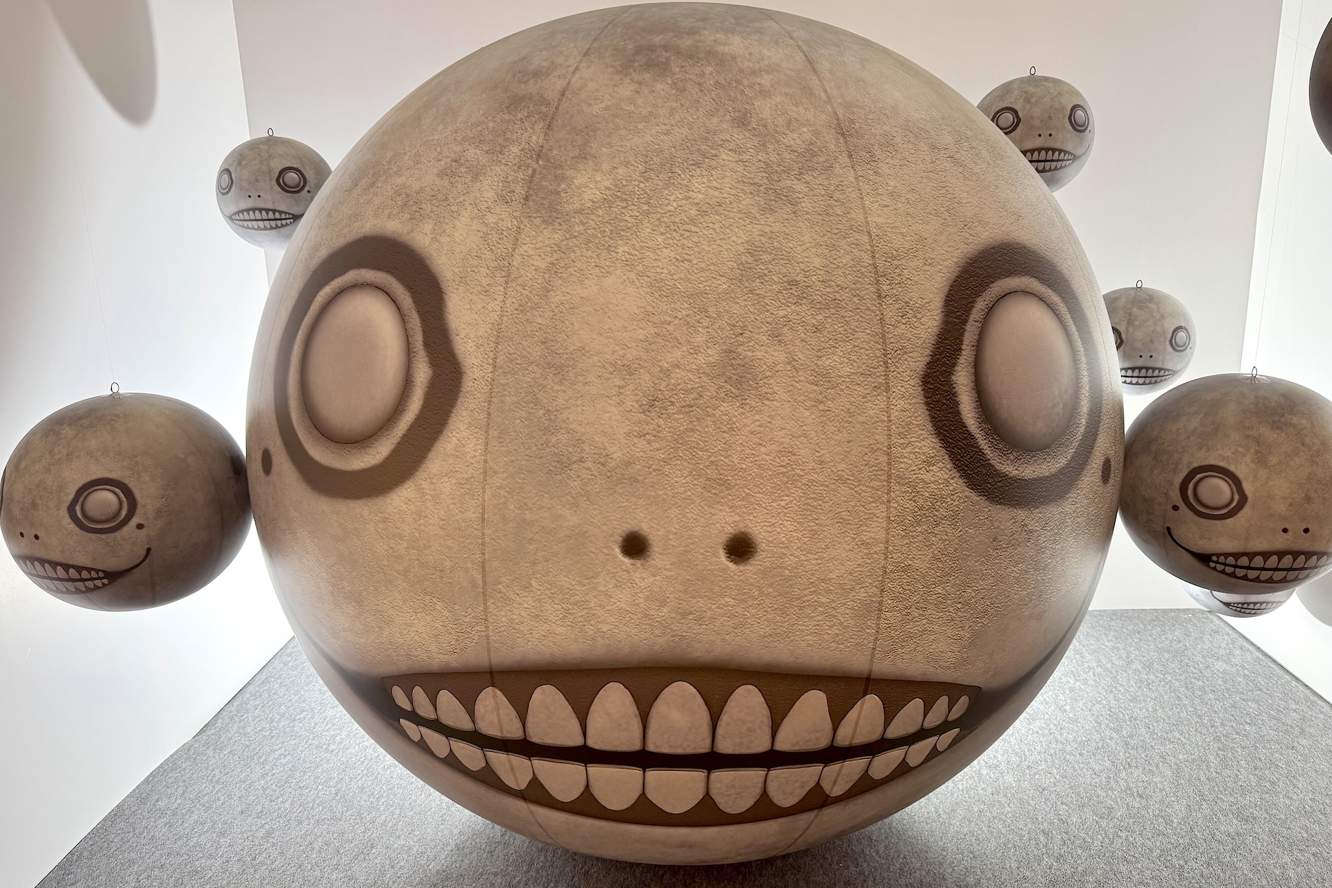 巨大なエミールのオブジェがお出迎え……！