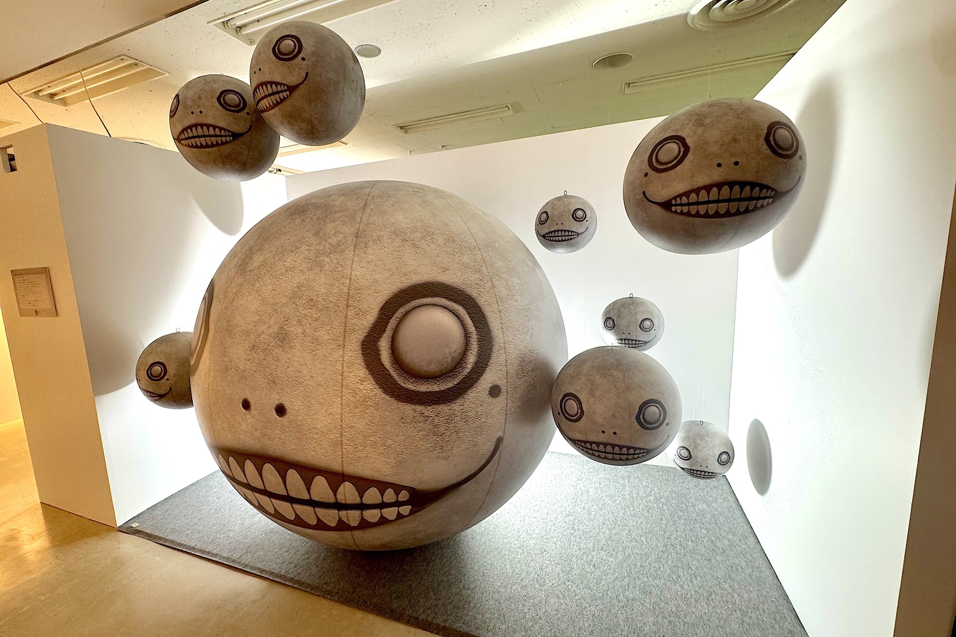 巨大なエミールのオブジェがお出迎え……！