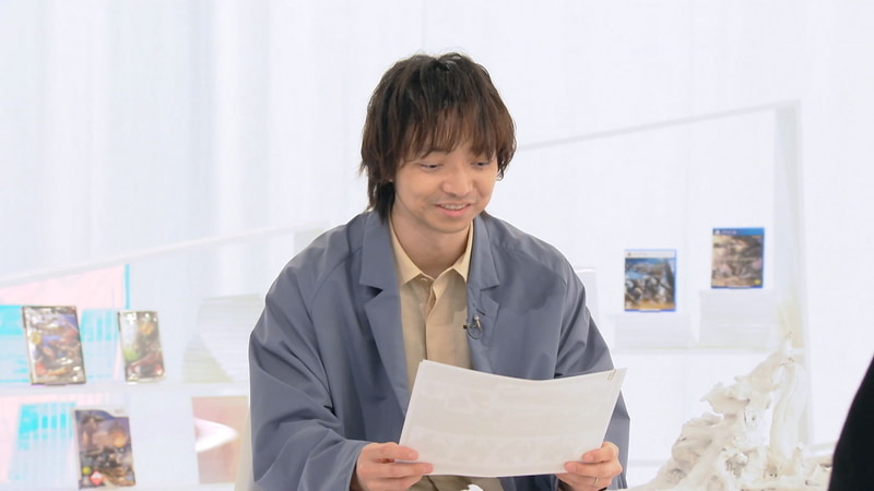 モンスターの設定が詳細に書かれた資料を読む三浦大知さん