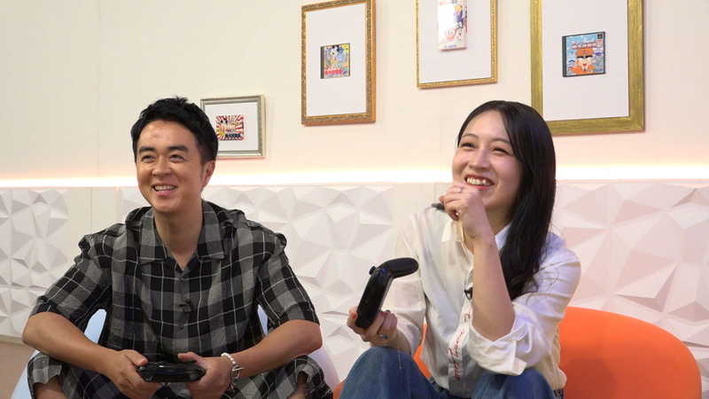 「桃鉄」をプレイするヒャダインさん（左）、犬山紙子さん（右）