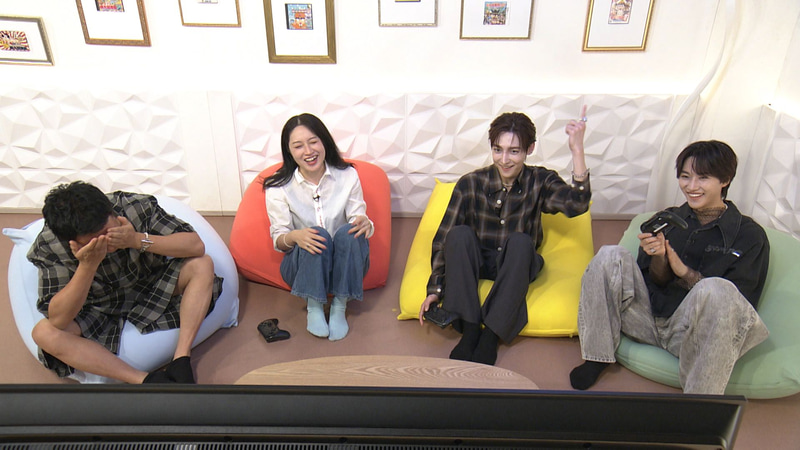 「桃鉄」をプレイするヒャダインさん、犬山紙子さん、浜川路己さん（右から2番目）、本多大夢さん（右から1番目）