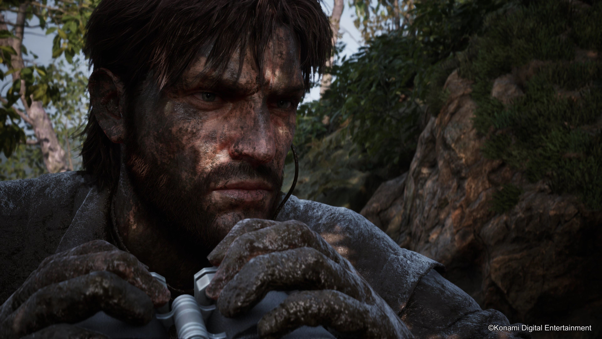 泥まみれになったスネーク。本作では、プレーヤーの行動による汚れや傷がリアルタイムで反映される